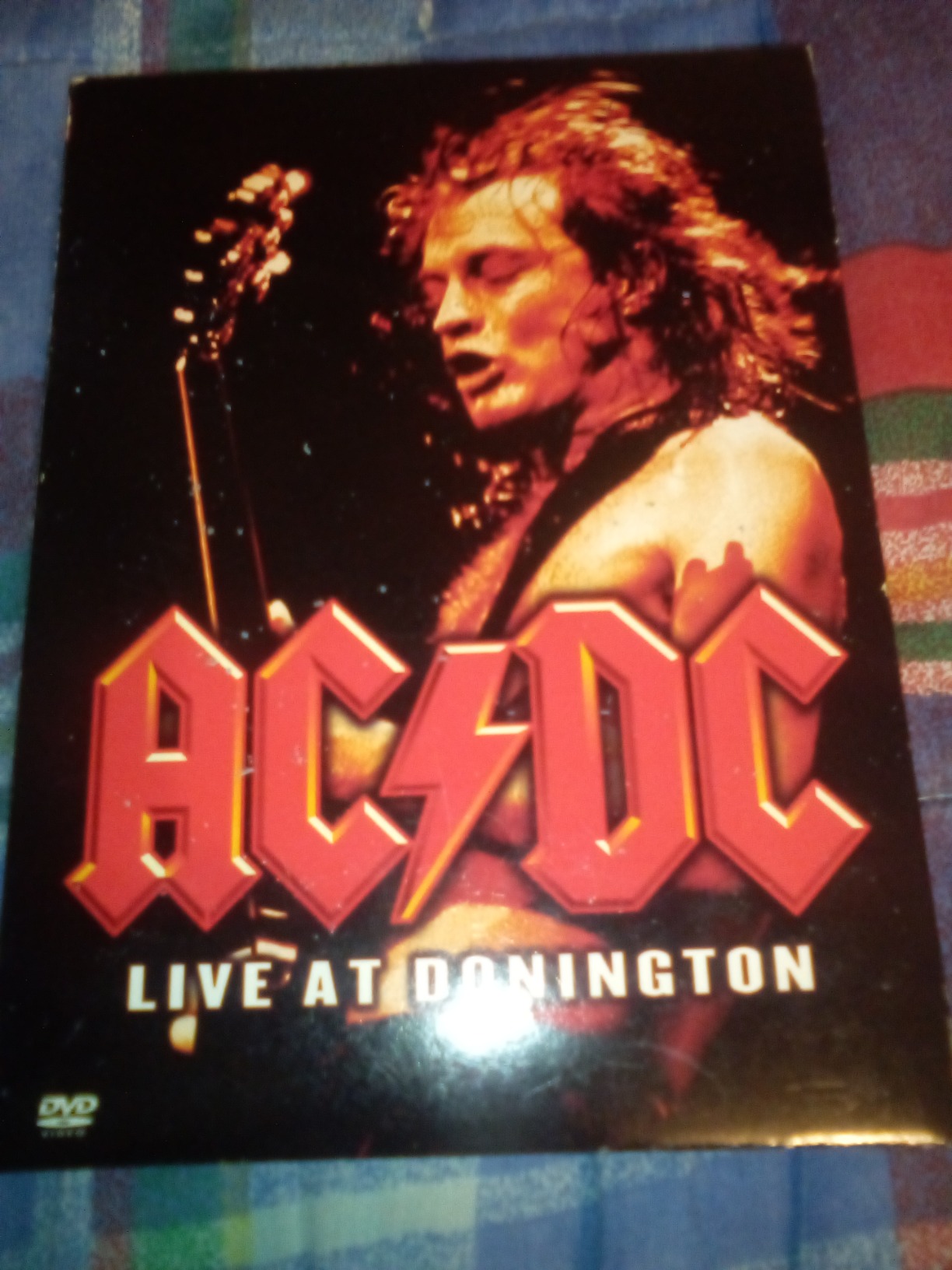 Amazon.com: AC/DC Live at Donnington [VHS] : AC/DC, Angus Young: CDs ...