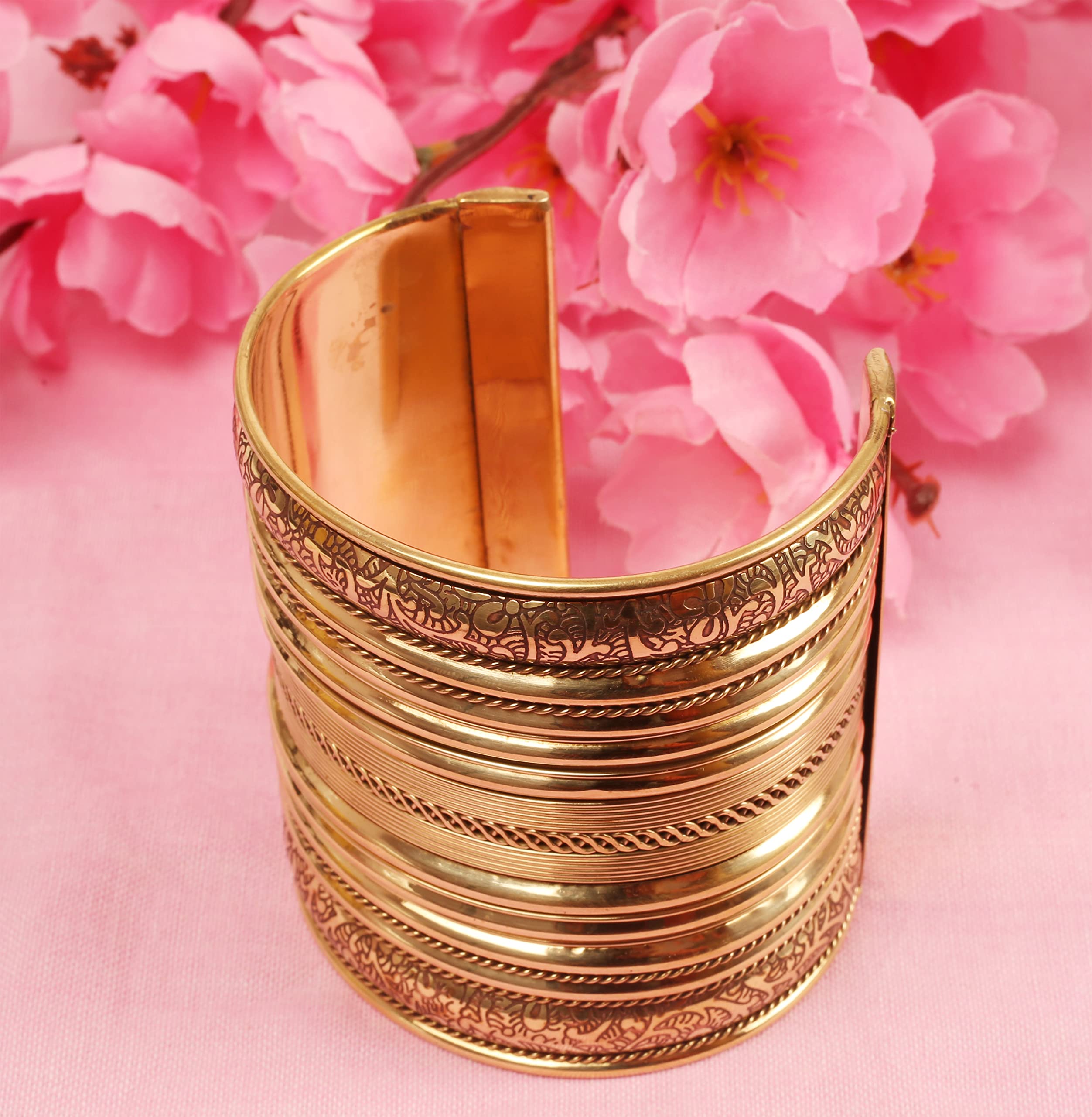Touchstone Bollywood indio grabado a mano Pretty Floral Dramatic Look Slip In Fácil de usar 3 pulgadas de joyería de diseño pulsera en tono de oro para las mujeres.