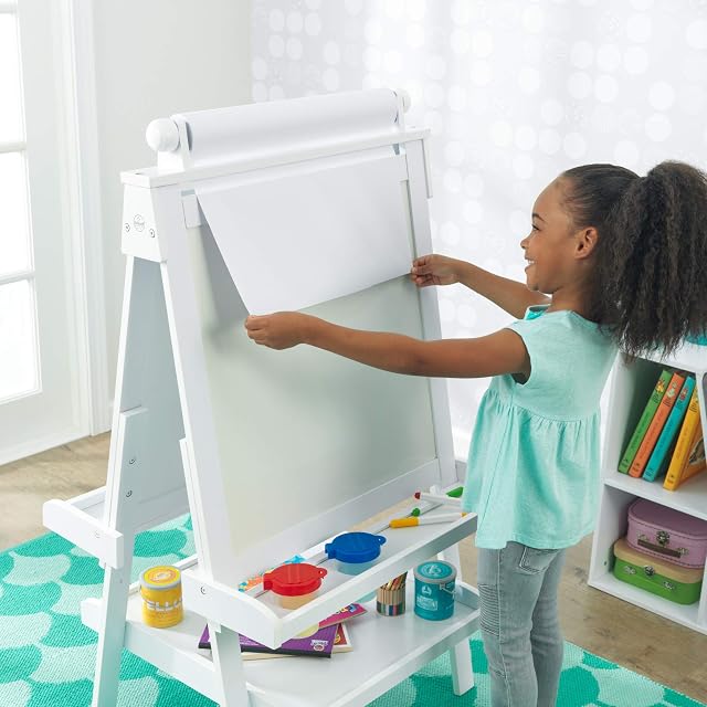 Foto 4 de 8 de KidKraft Caballete Infantil Deluxe con rollo de papel y vasos de pintura, 2 en 1 Pizarra de Madera