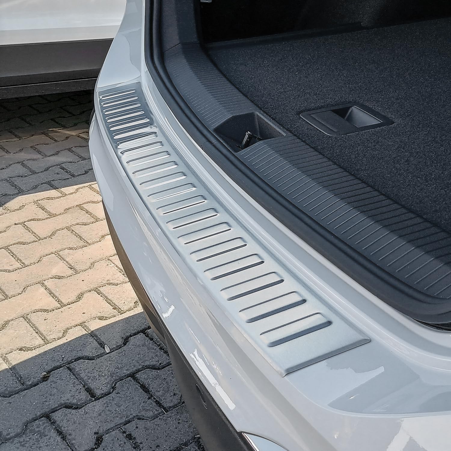 Protection Seuil De Coffre Pour VW Tiguan 3 (2024+) - Revêtement Poudre Noir - Acier Inoxydable 0,7 Mm - Installation Facile 3M