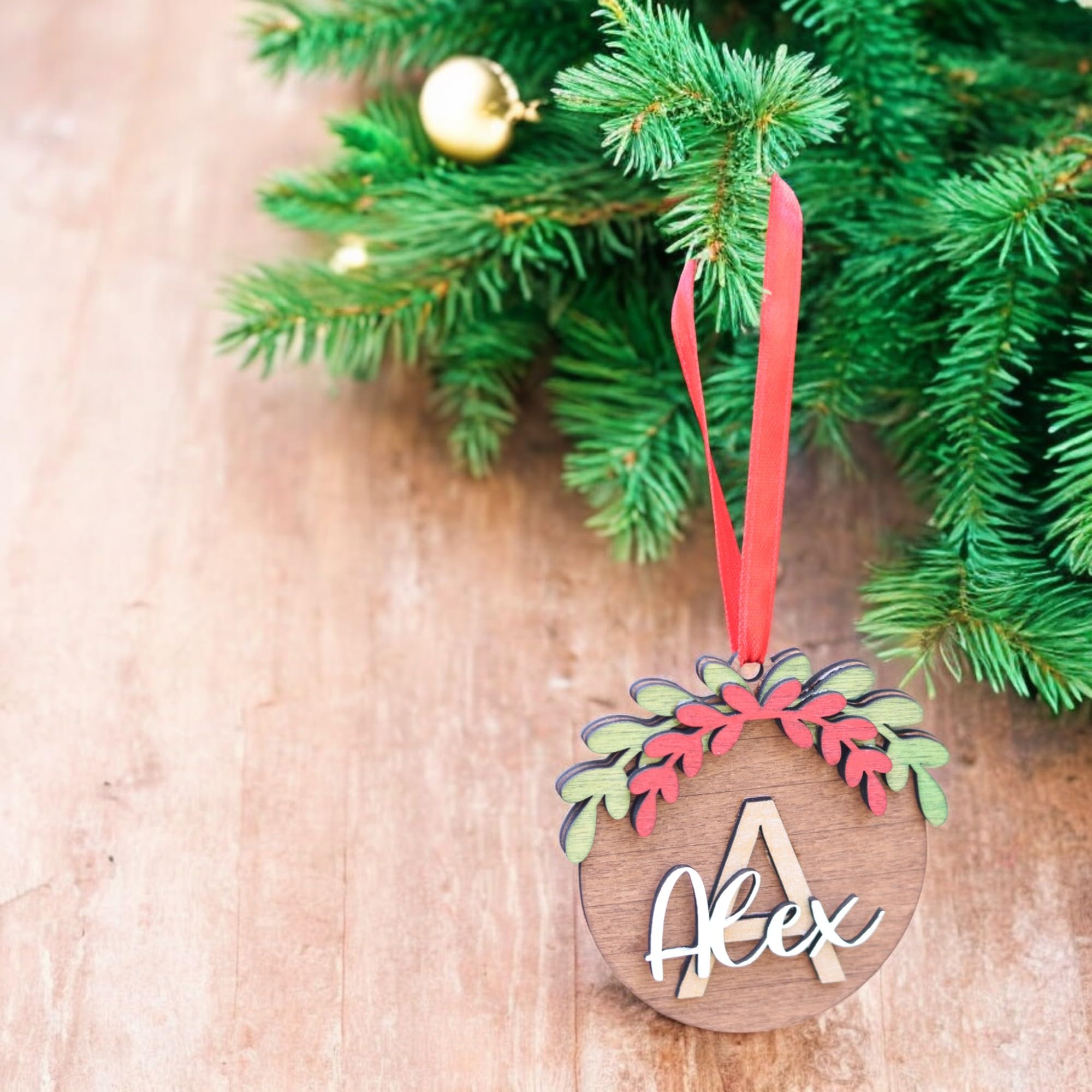 Personalisierte Weihnachtsdekoration aus Holz: individueller Name, handbemalt (6)