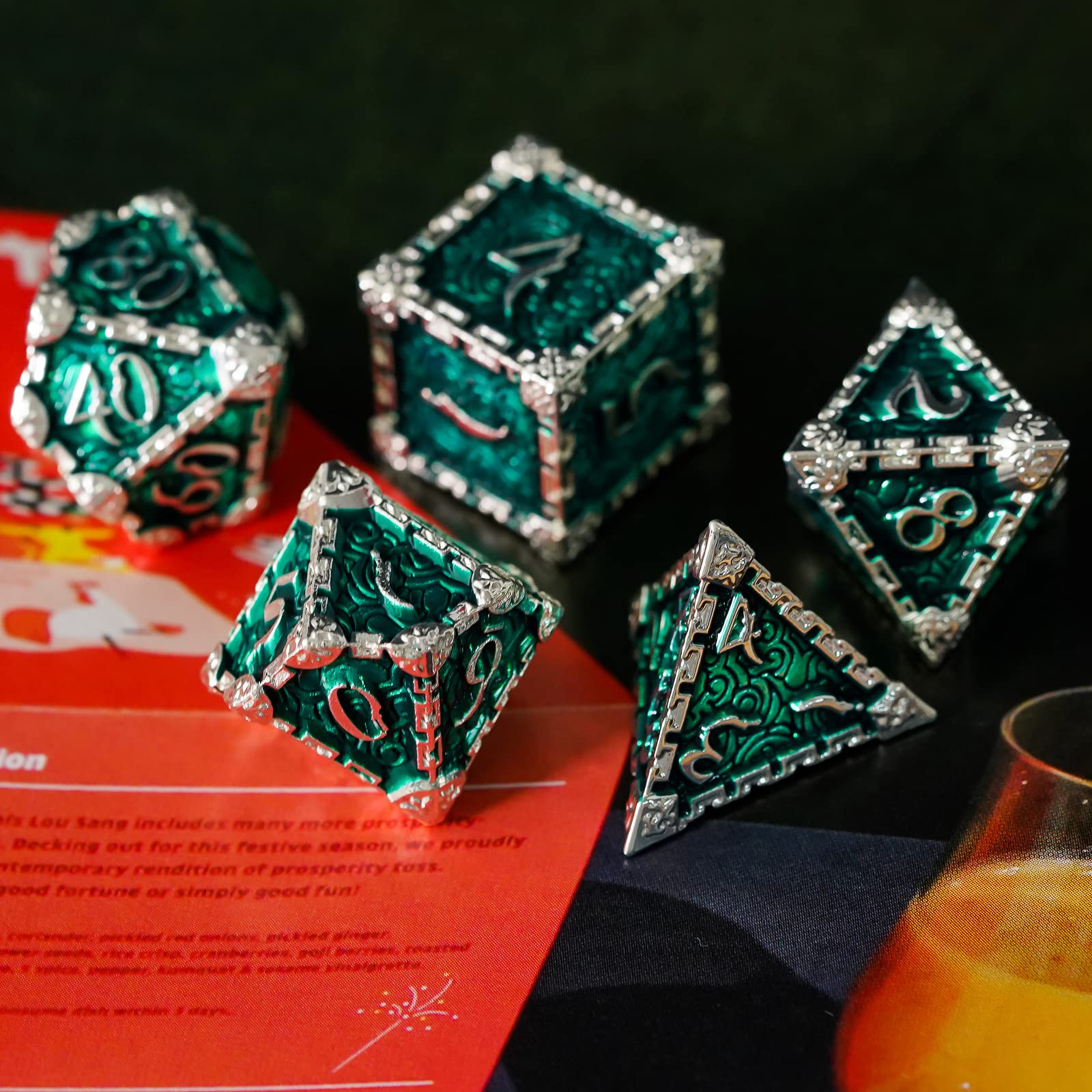 Cusdie 7 dados de metal con caja de metal, juego de dados poliédricos con diseño de daga, para juegos de rol, dados D&D Pathfinder (verde plateado)