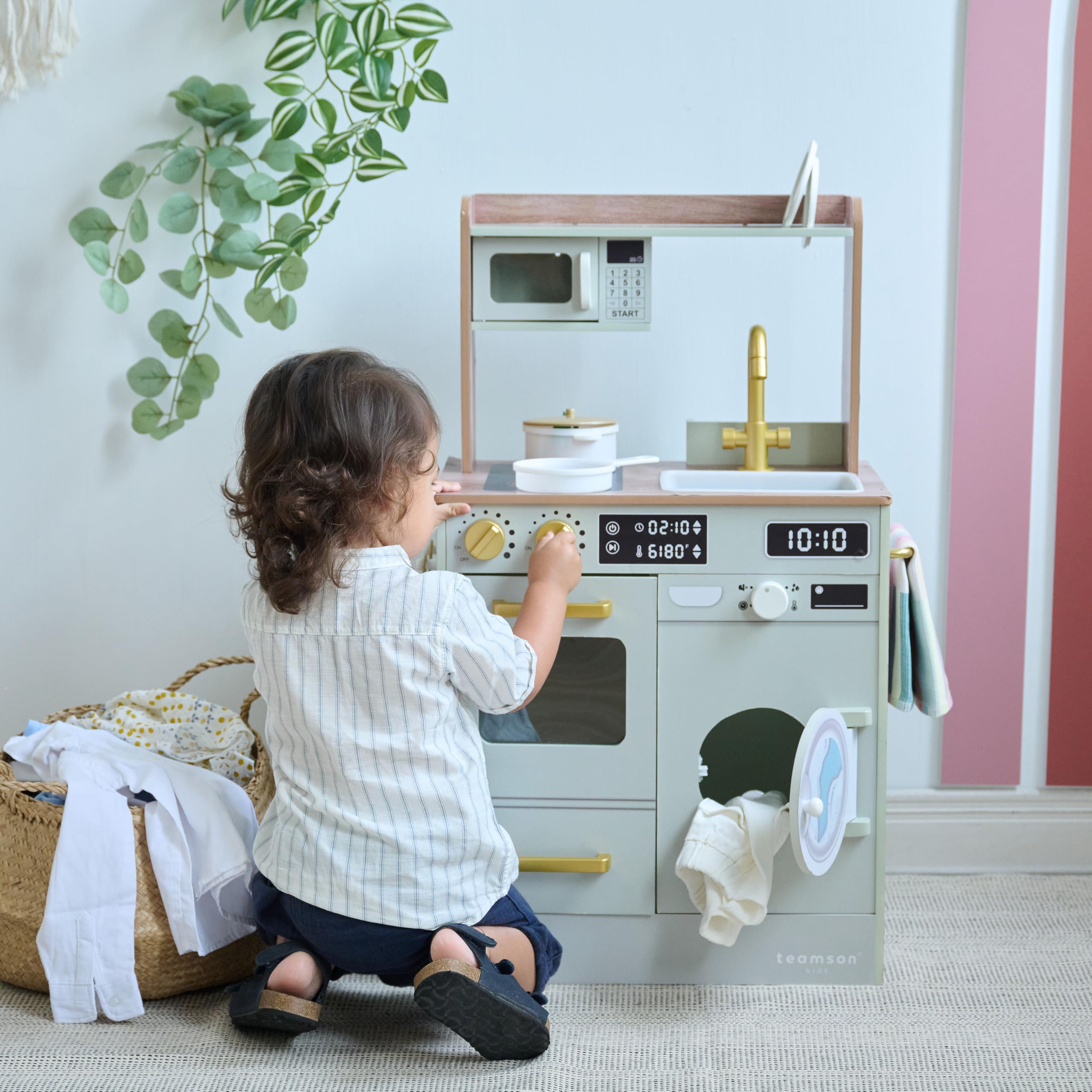 Teamson Kids Drewniana kuchnia do zabawy dla dzieci Little Chef z mini pralką ogrodową i akcesoriami, kompaktowa kuchnia do zabawy z miejscem do przechowywania, zielona