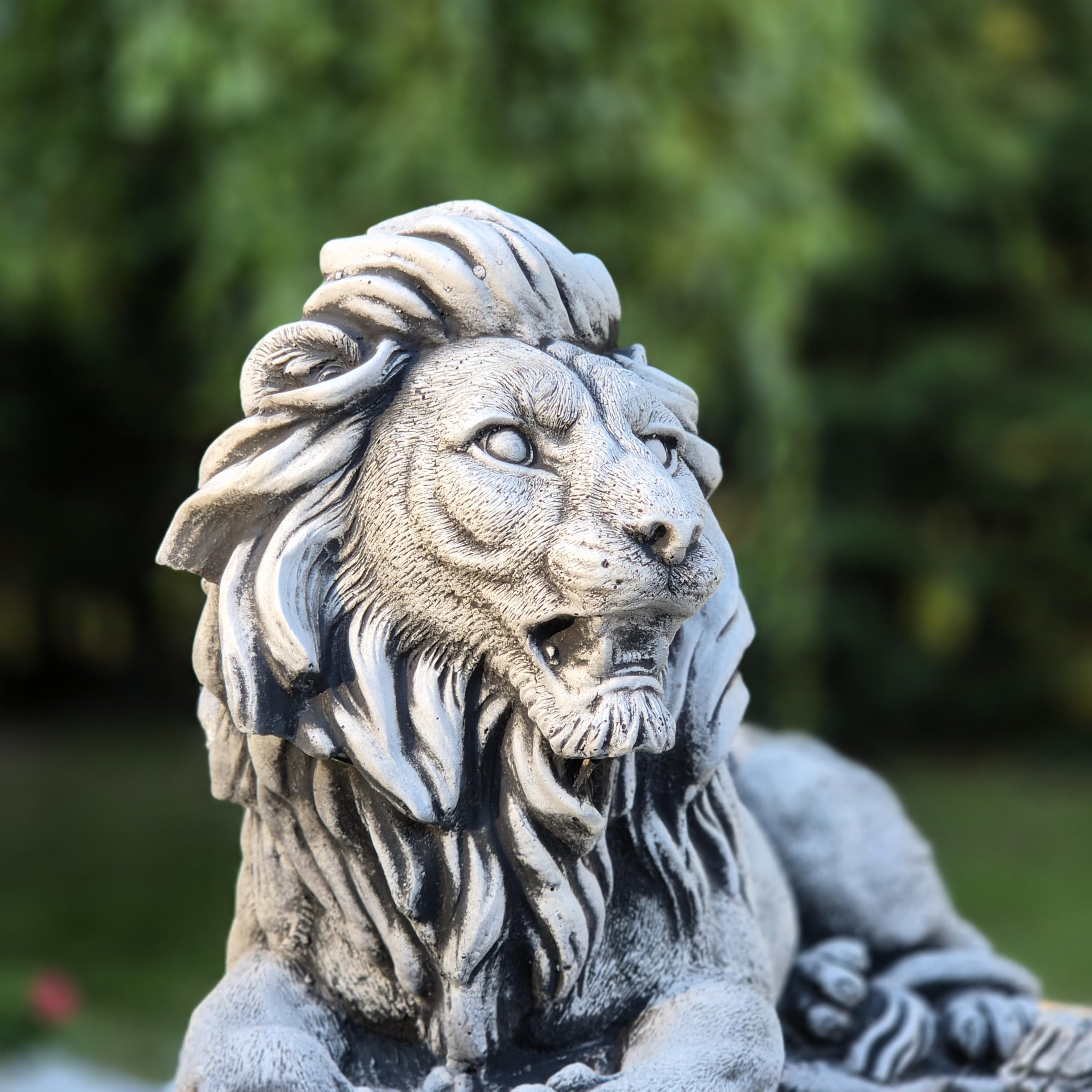 FABRIQ Figurka lwa z kamienia, realistyczna rzeźba ogrodowa z odlewanego kamienia, 13 kg, odporna na warunki atmosferyczne i mróz, majestatyczna dekoracja ogrodowa