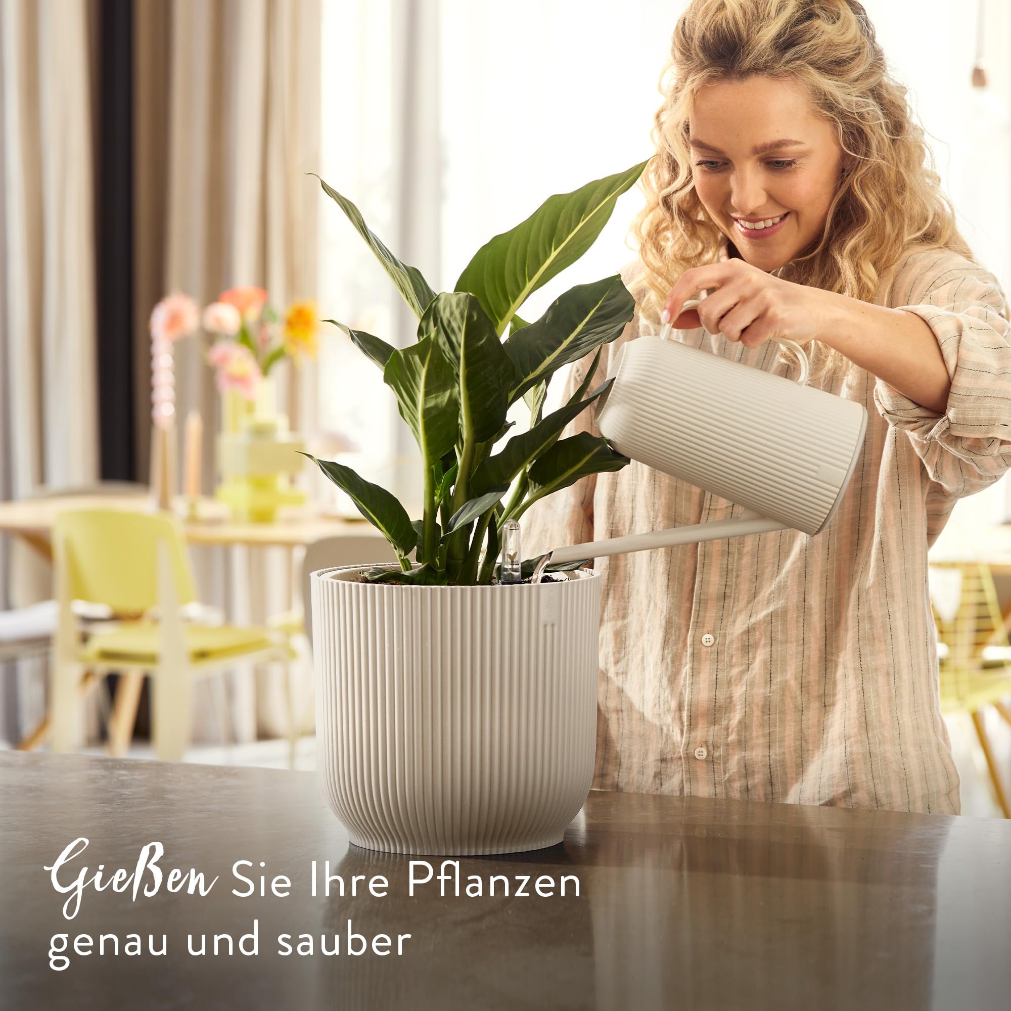Elho Vibes Fold Gießkanne 1.7ltr - Gießkanne für Zimmerpflanzen - 100% recyceltes Plastik - L25.2 x B7.4 X H21 - Weiß/Linen White - 3