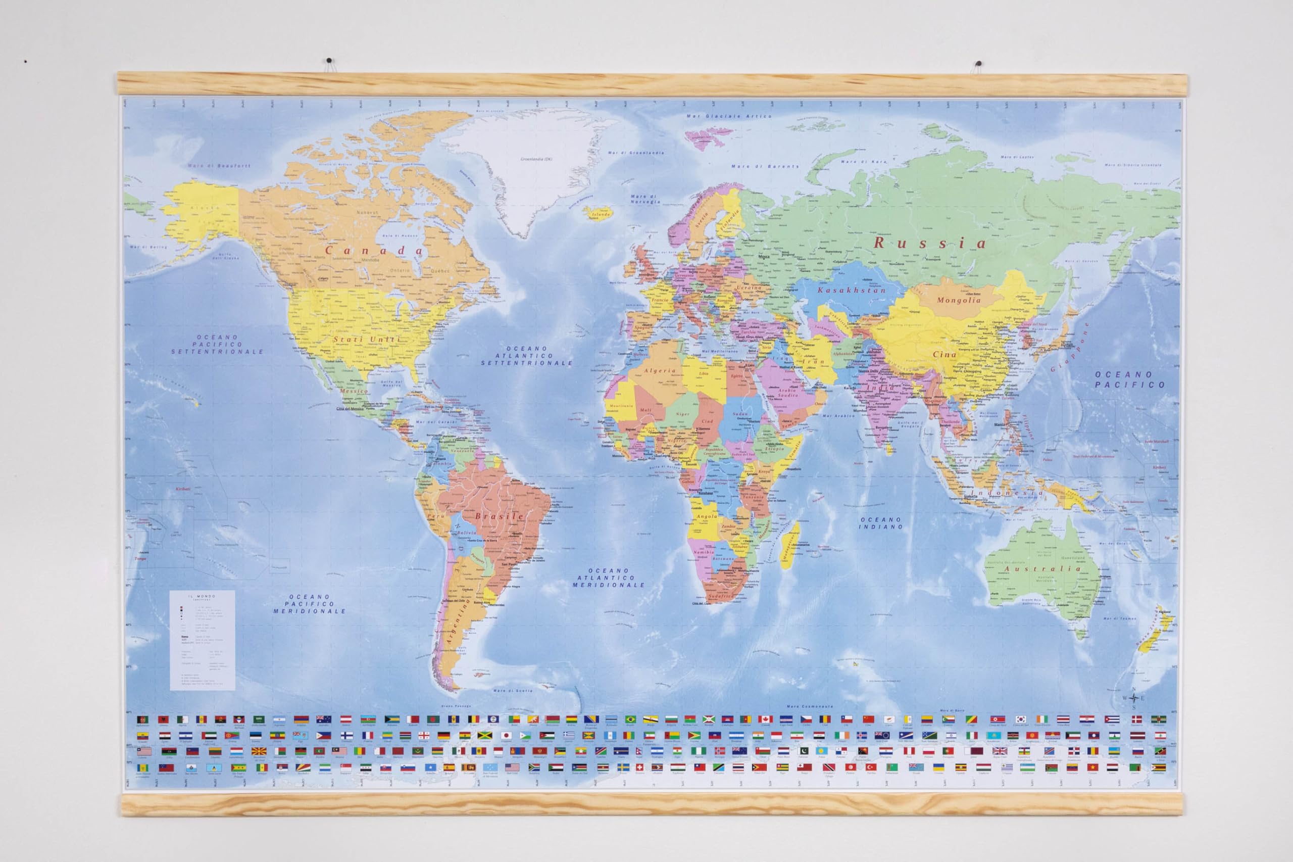 GeoMetro Mappa del mondo in italiano, laminata (scrivibile e cancellabile) con listelli in legno per appenderla + foglio di adesivi, 70 x 100 cm