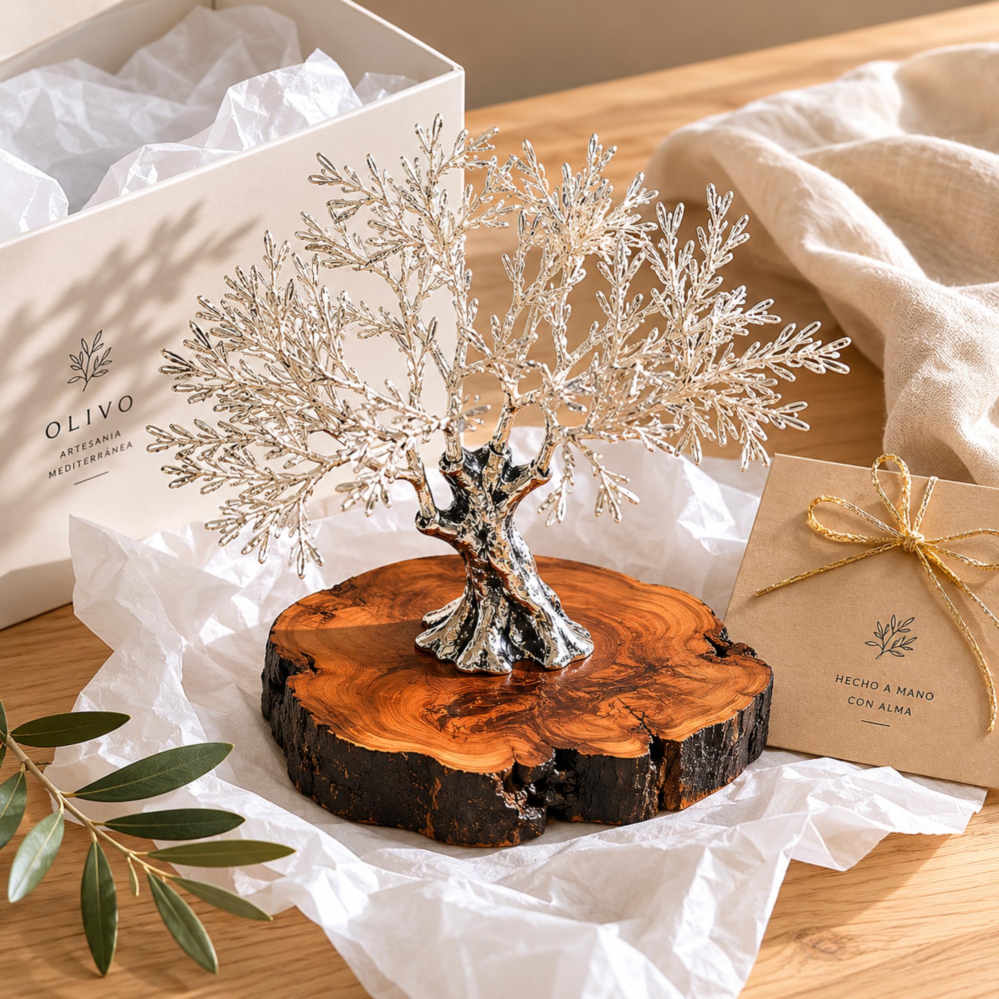 Escultura Decorativa Olivo con Vareador Artesanal en Plata sobre Madera de Olivo Centenario | Figura Decorativa para Salón y Despacho | Regalo Original para Boda, Jubilación y Navidad | 17x18 cm