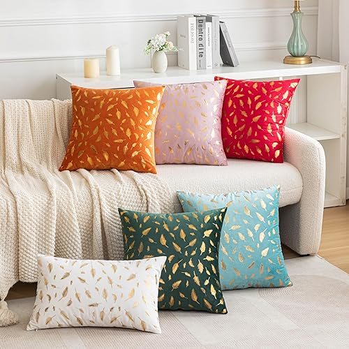 Miniatura 6 de AQOTHES Paquete de 2 fundas de almohada decorativas de Navidad verde oscuro de 18 x 18 pulgadas con hojas de plumas doradas, almohadas cuadradas de