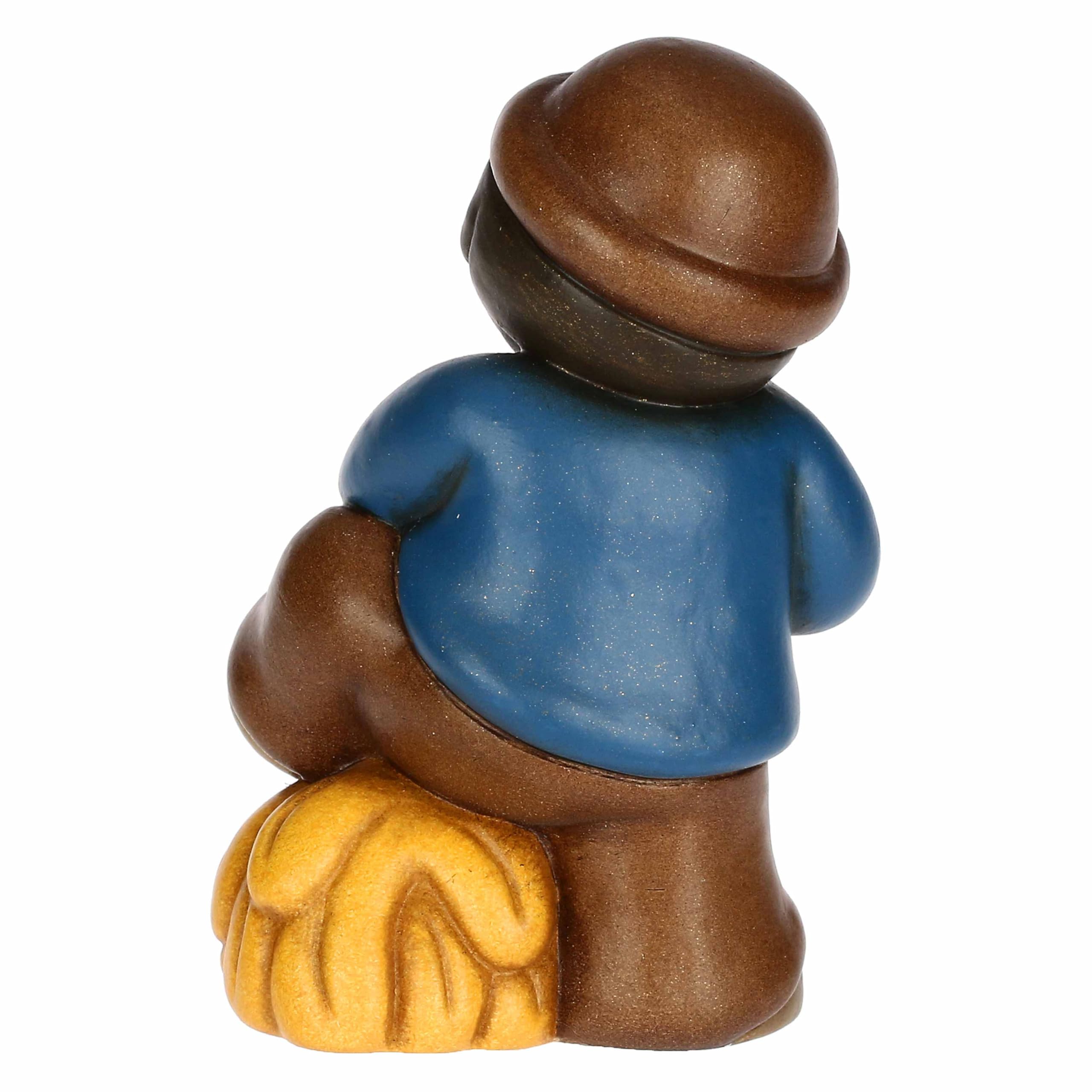 THUN, Uomo con Forcone e Fieno Blu in Ceramica di Alta Qualità, Collezione Presepe Classico, Statuine per Presepe di Natale da Collezione, 5,2 x 4,3 x 7,9 cm