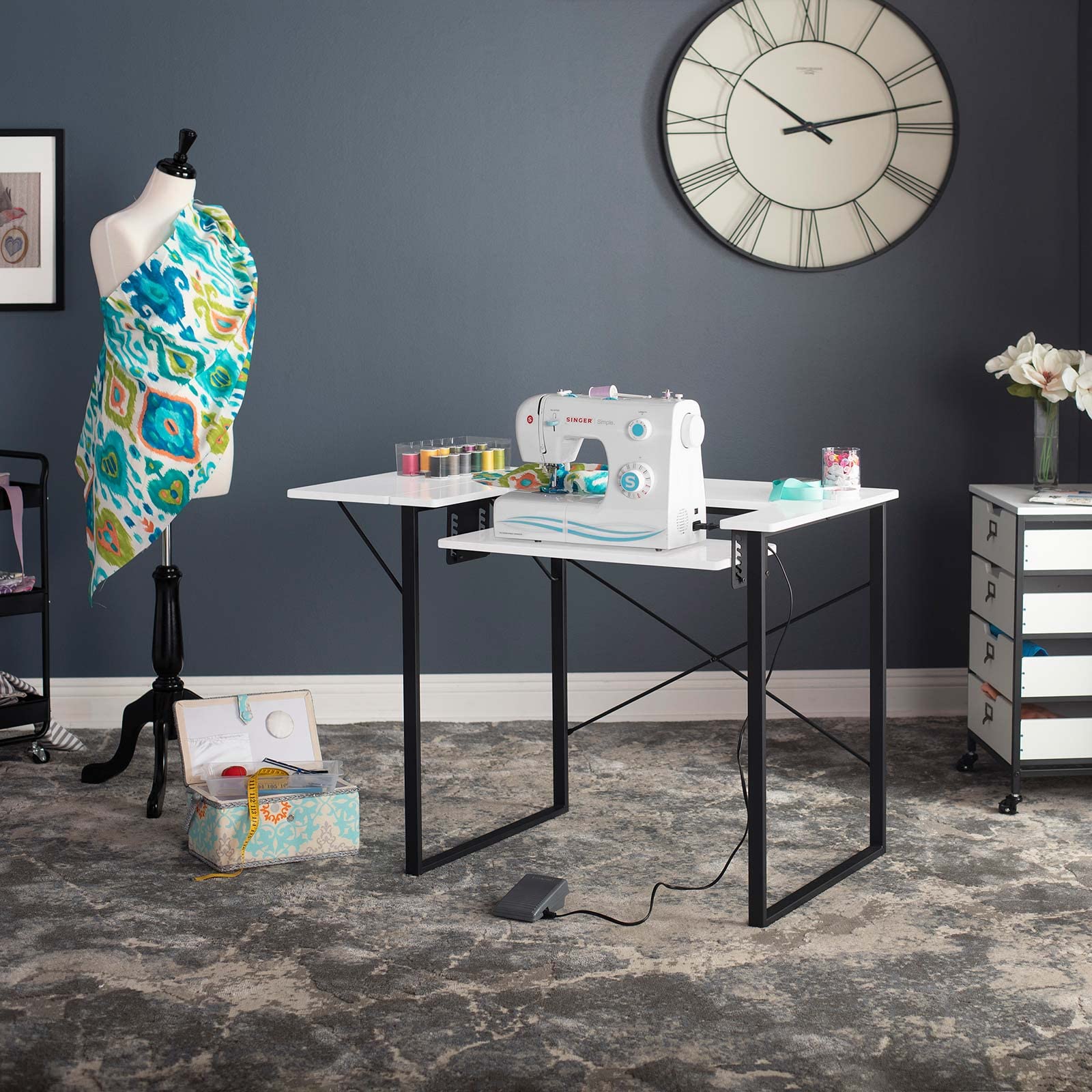 Sewing Online Petite Table de Couture, Plateau Blanc avec Pieds Noirs – Table pour Machine à Coudre avec Plateforme réglable et Extension à abattant | Table de matelassage/Bureau d'ordinateur - 13405