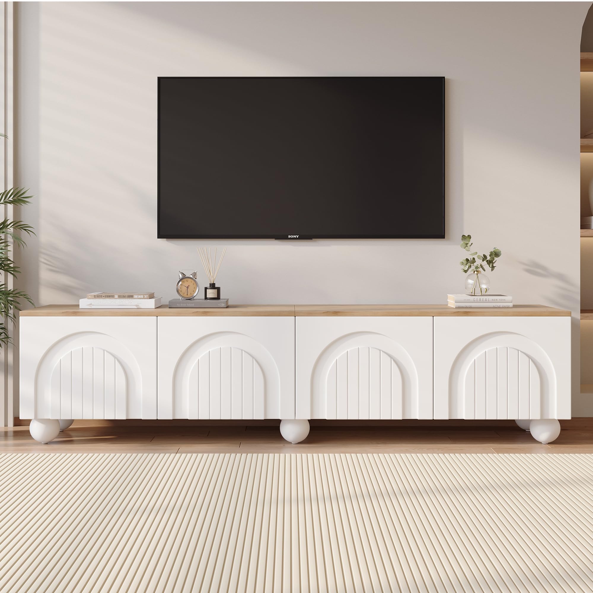 Armario de TV con 4 armarios, soporte para TV y armario de televisión con 6 patas de bola de metal, adecuado para televisores de 80 pulgadas, color madera + blanco, 180 x 40 x 45 cm