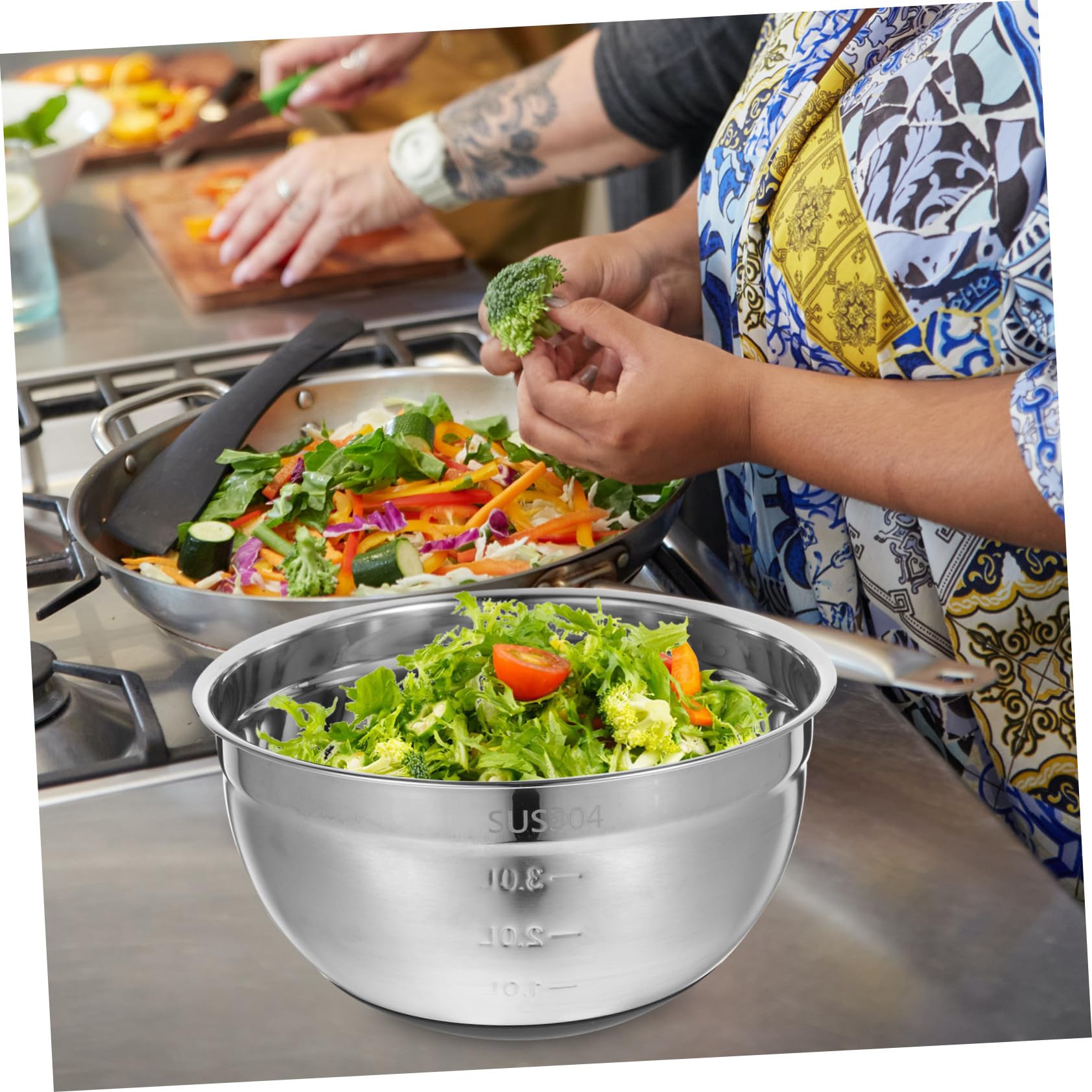 Edelstahl Rührschüssel mit Lebensmittelechtem Silikonboden und Passendem Deckel Rutschfest Rostfrei mit Messskala für Küchenmischungen und Salate