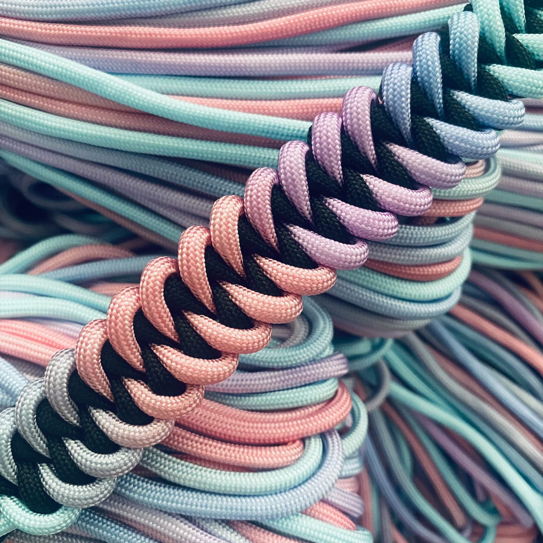 Ganzoo Paracord 550 sznur do rękodzieła i terenu, typ 3, pastelowy rainbow, 30 m, średnica 4 mm, 7 rdzeni, do wyplatania bransoletek i smyczy, do wiązania sprzętu, naciągów, obroży