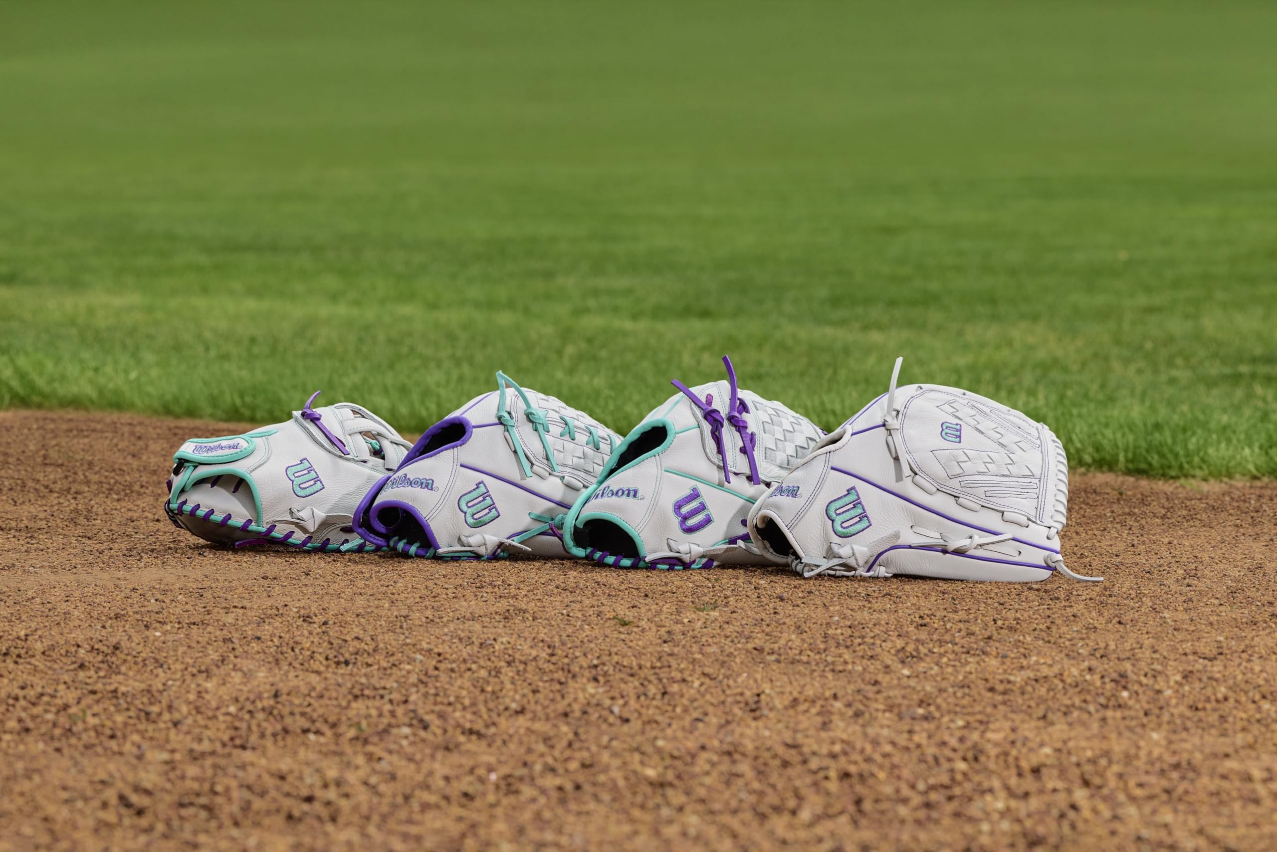 Wilson Manopla para receptores de sóftbol de lanzamiento rápido A500 de 32 pulgadas, para lanzar a la derecha, blanco/espuma de mar/morado