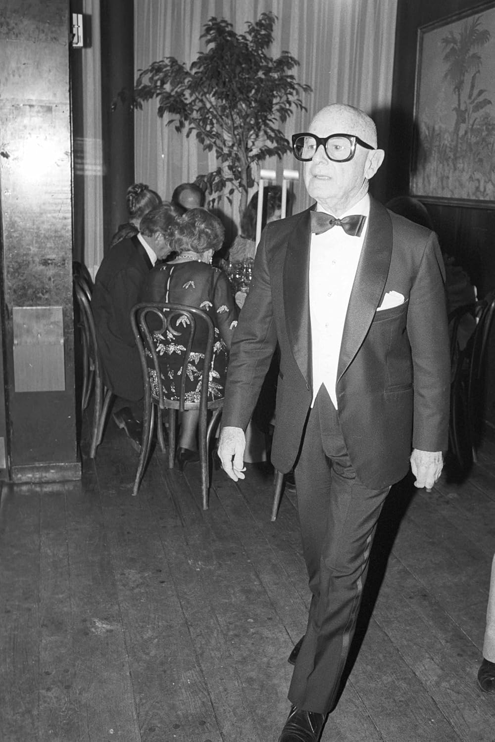 Limited-edition luxury, oversized sunglasses inspired by legendary Hollywood agent - Image 7