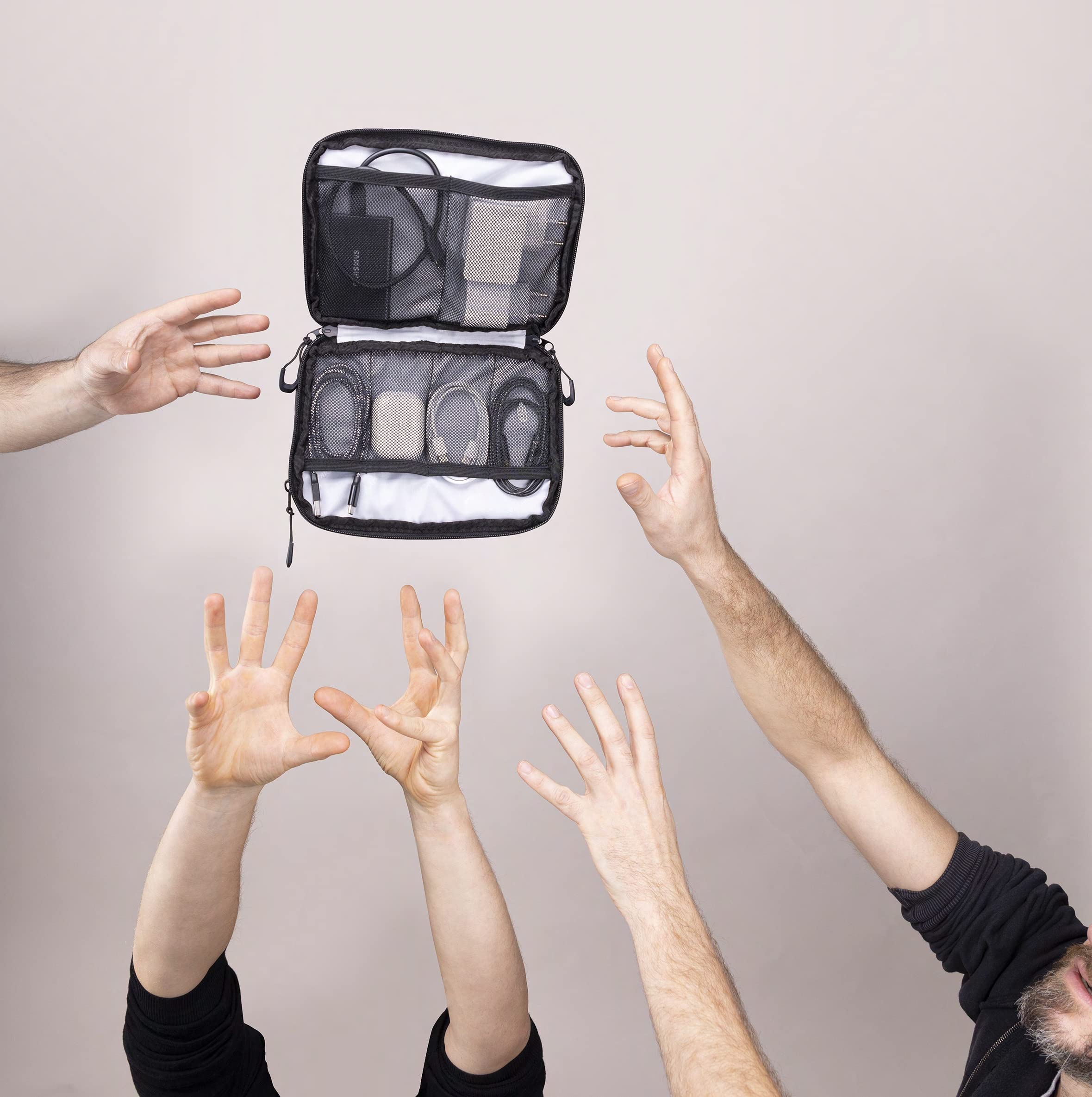 TROIKA Black Tech Pouch 2 - BBL64/BK - Bolsa organizadora de Cables para Accesorios electrónicos – 3 Compartimentos con Cremalleras hidrófugas, Tarpaulin (Iona) – Negro