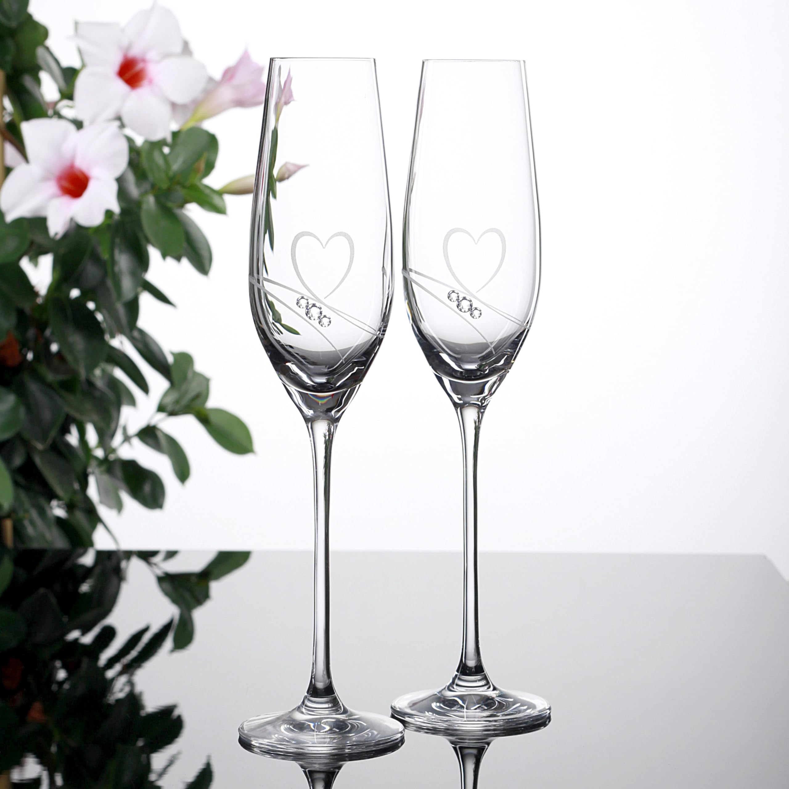 Essence of Love Lot de 2 flûtes à champagne modernes, élégantes, sans plomb, avec cœur gravé et détails en cristal de qualité supérieure, fabriqués à la main en UE, 210 ml