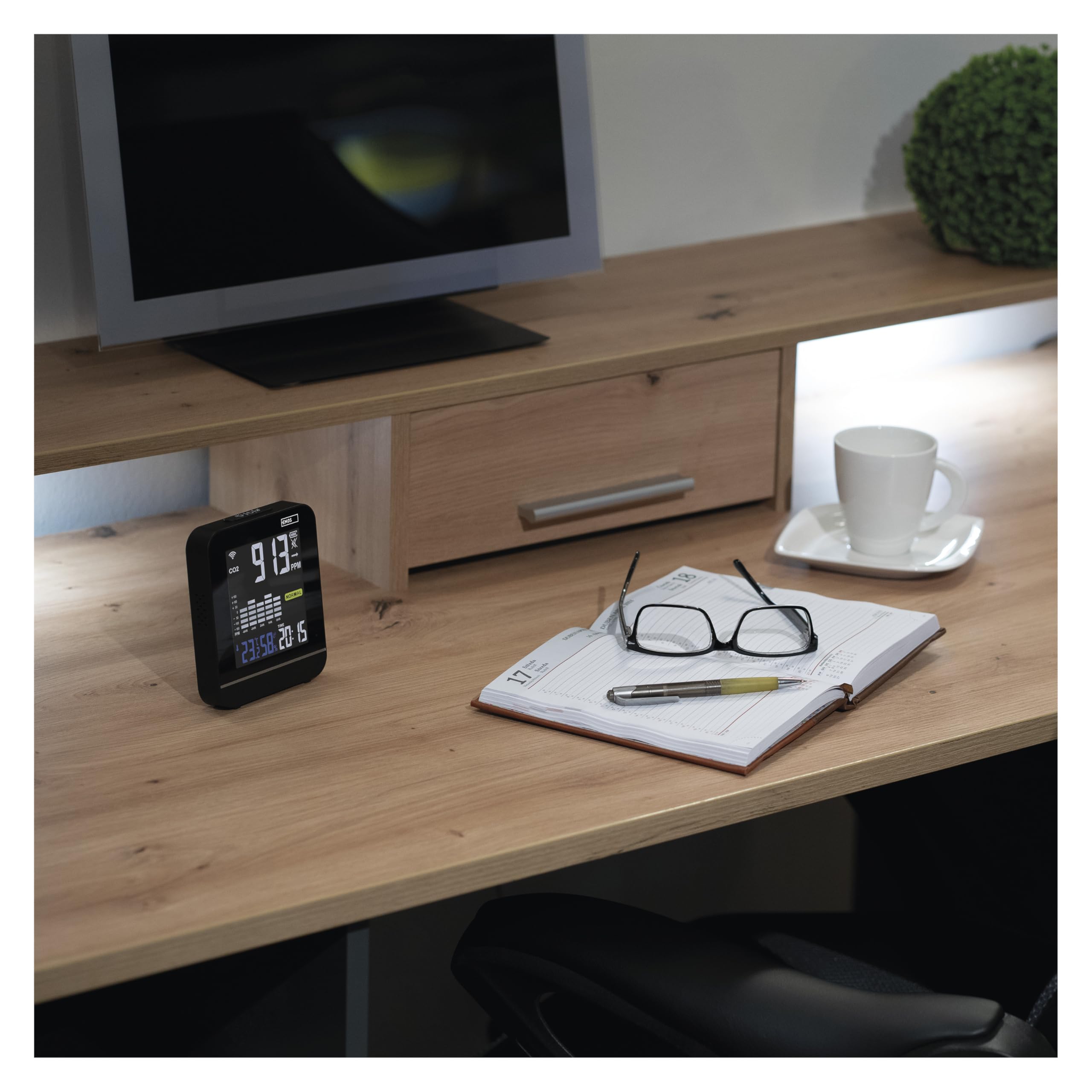 EMOS GoSmart - Smart Home Luftqualitätsmonitor mit App - WiFi - Farbdisplay - CO2 Messgerät - Temperatur und Feuchtigkeitssensor - USB-C Stromversorgung - TUYA, SmartLife kompatibel - schwarz