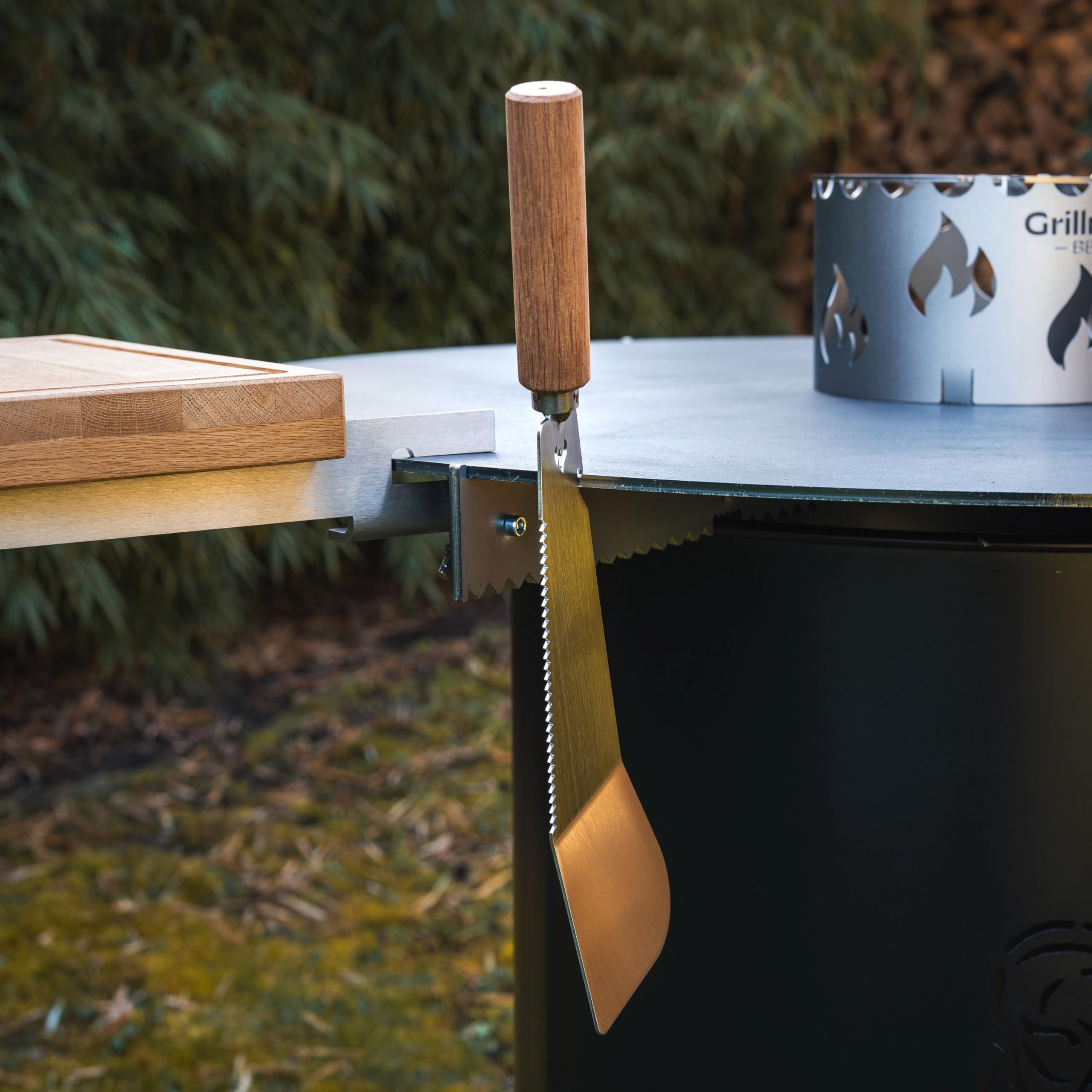 Grillrost.com Das Original Die Grillmachete - Der Design-Burgerwender - entwickelt mit dem Pommes Män