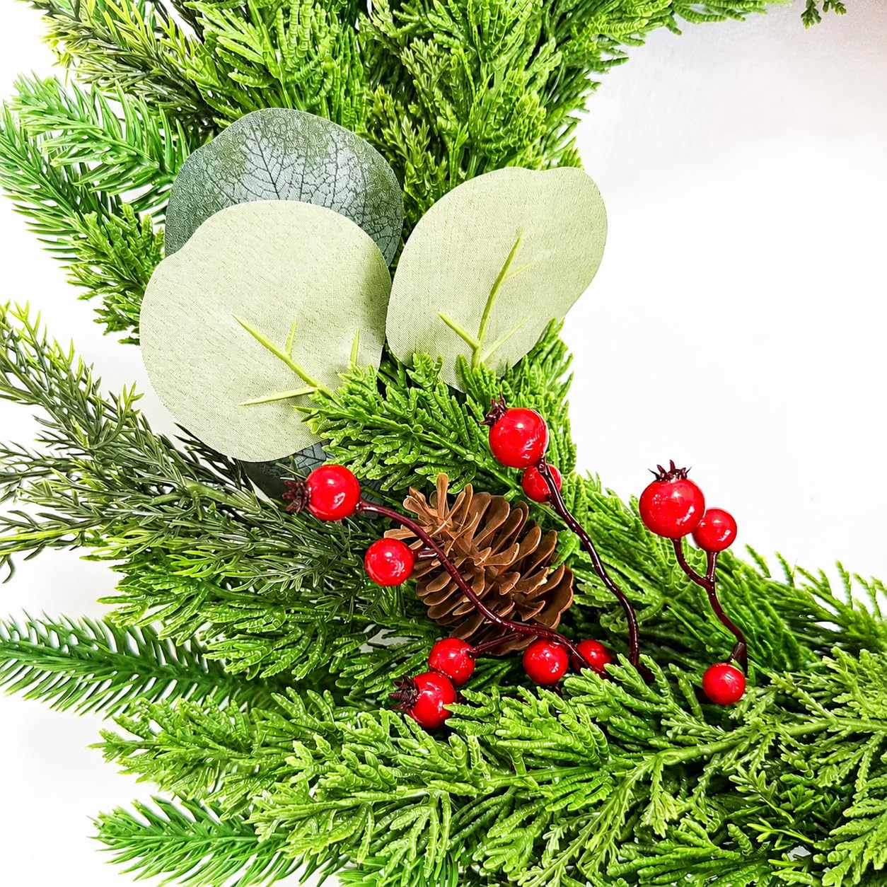 Corona de Navidad artificial preiluminada de pino invernal de 24 pulgadas, decoración navideña con piñas, bayas rojas, 20 luces LED transparentes, 113 puntas, temporizador, verde