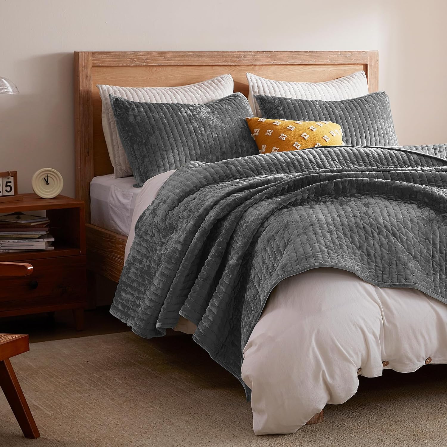 LEAONME Velvet Quilt California King Size 118''x106'', Lightweight Grey Velvet Comforter Set with 2 Matching Shams, Soft Cross Stitch Bedspread, Oversized King Quilt Set for All Season Grey California King (118''x106'')
