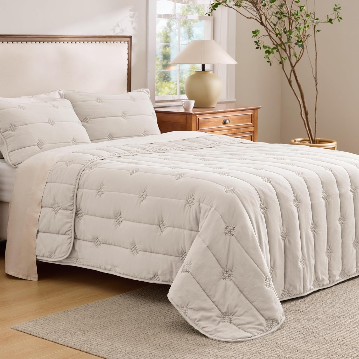 Bedsure Bedspreads Queen Size - Ultra Soft Pre-Washed Cloud-Like Quilt Set Bedding, Summer Queen Size Quilt, Breathable & Cozy Coverlets for All Season, with 2 Matching Shams, Beige, 90x96 Inches