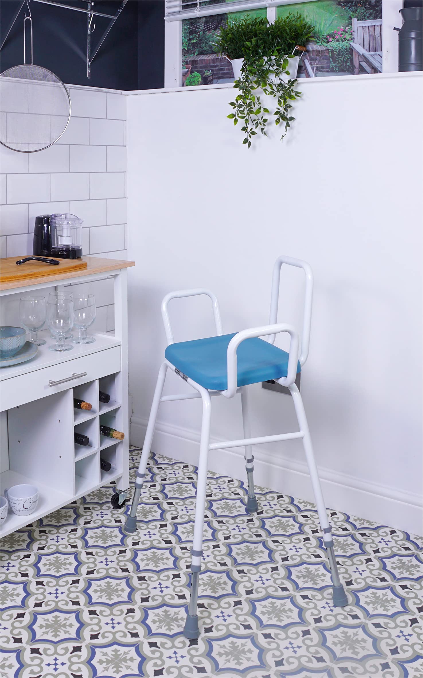 Aidapt Taburete Multiusos cómodo, Asiento de Poliuretano fácil de Limpiar. Altura Ajustable con Brazos, Respaldo Integral, virolas Antideslizantes, Seguridad, Ancianos, recuperación de cirugía de