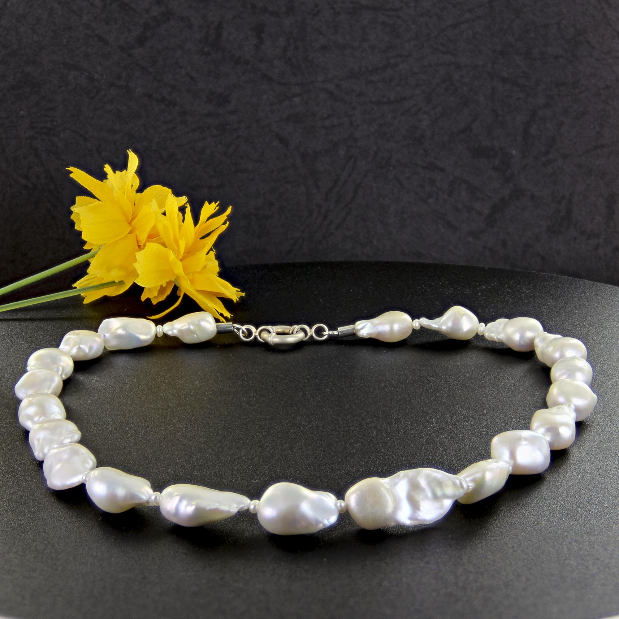 Exquisite Barock Perlen Kette - Ein Statement der Eleganz in Weiß