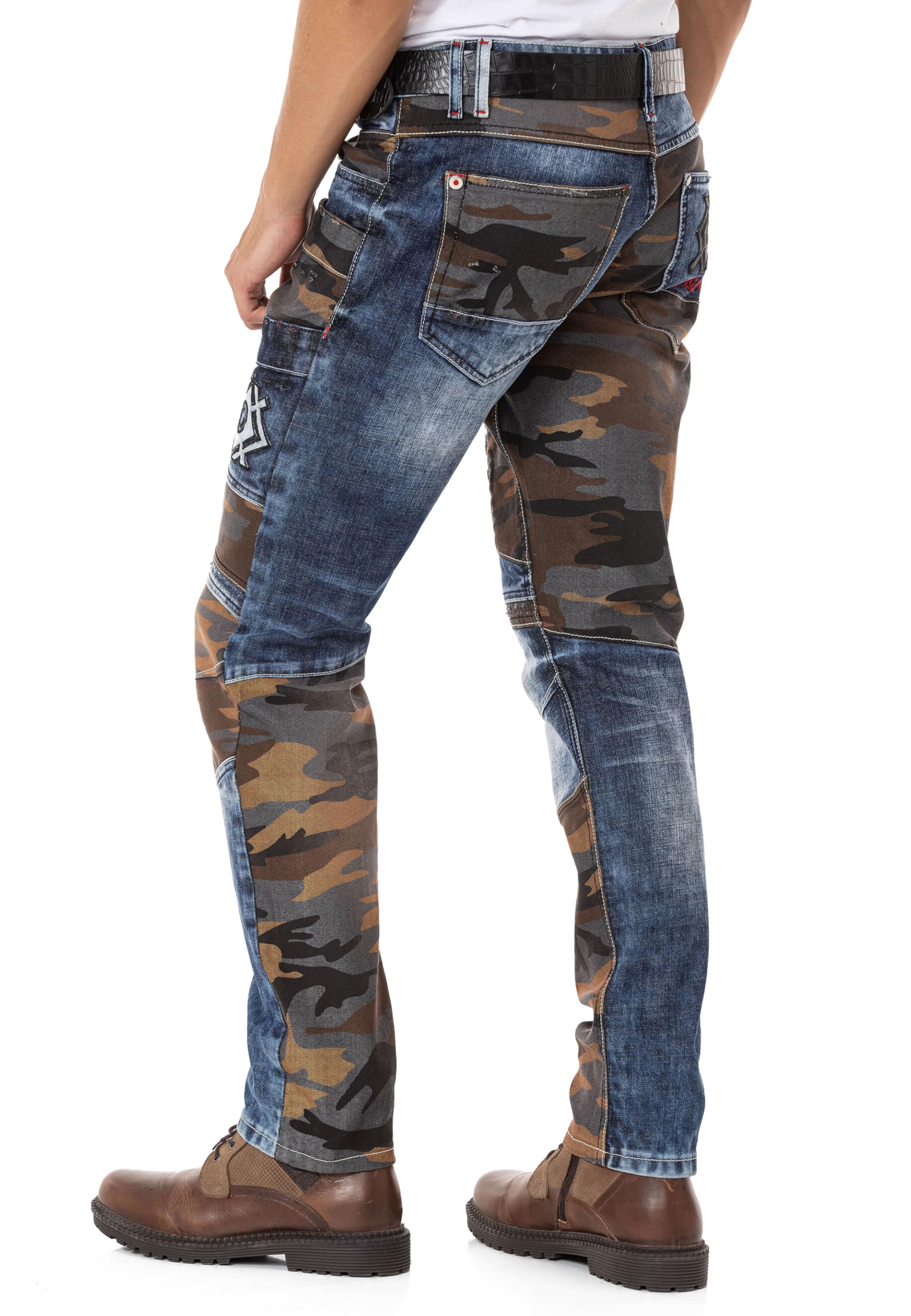 Cipo & Baxx Herren Jeanhose | Destroyed & Frayed Denim mit Nieten, Kunstleder, Ziernähte & Graffiti | Fashion & Biker Style