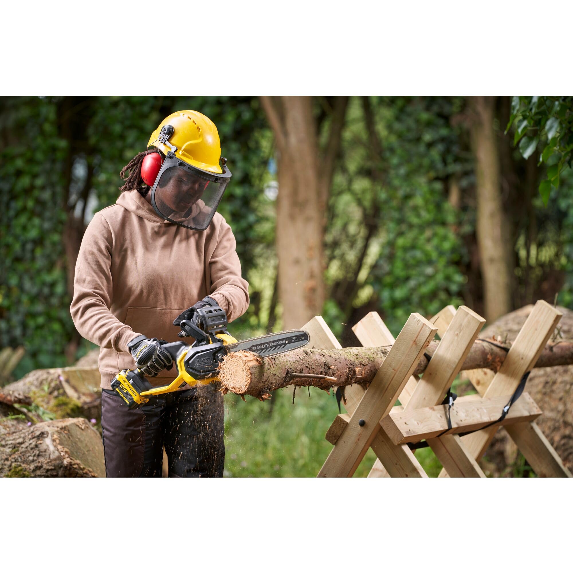 STANLEY FATMAX SFMCCS730M1-QW - Motosierra inalámbrica (18 V, longitud de la espada de 30 cm, motor sin escobillas, con 2 empuñaduras y protección de la mano, adecuada para trabajos de madera y jardín | Motor sin escobillas, Con 2 empuñaduras, Protección