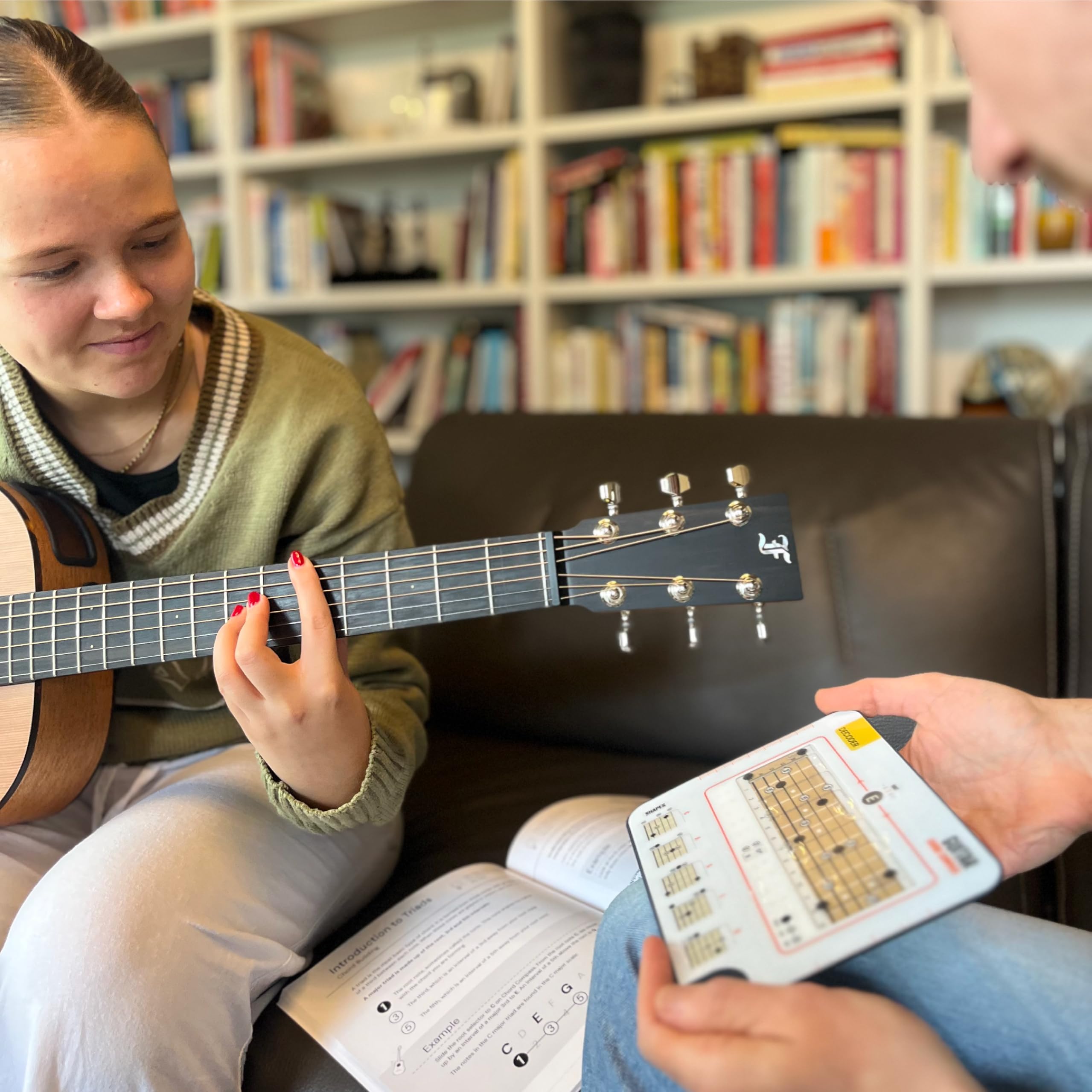 Noisy Clan Boussole d'Accords de Guitare et Livre – Maîtrisez la Logique du Manche et le Système CAGED – Simplifiez Composition et Théorie – Outil Nomade et Guide de 64 Pages