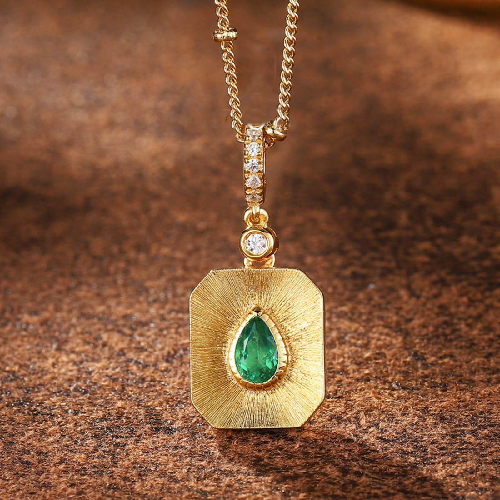 Damen 9K 14K 18K Gelbgold Mattes geometrisches Anhänger mit 0,5 ct im Labor hergestelltem Smaragd und Moissanit