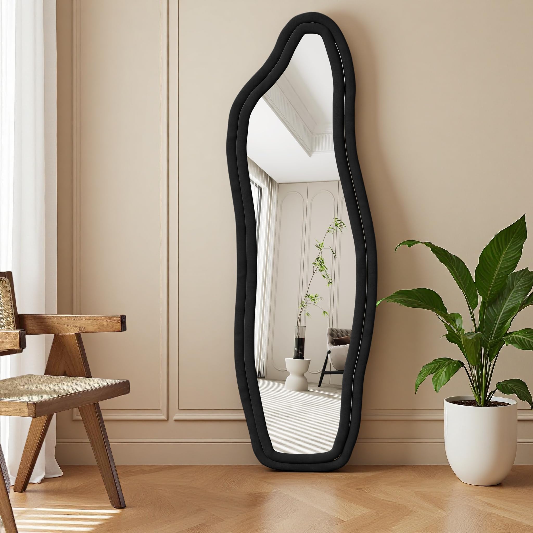 Espejo de cuerpo entero con forma orgánica y marco negro