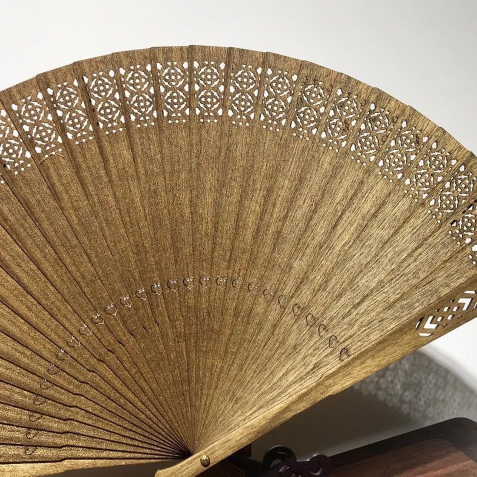 Dekoracyjny składany wachlarz w starożytnym stylu, 21,5 cm 21,3 cm, wydrążona rzeźba w drewnie chiński styl przenośny rękodzieło Fan Ornament