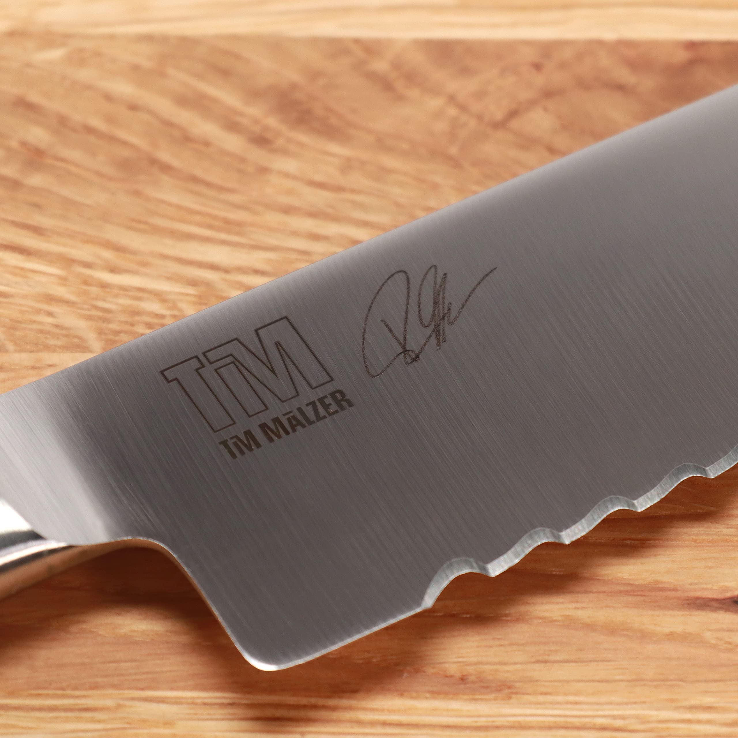 Kai Shun Tim Mälzer Kamagata; ultrascharfes Brotmesser TMK-0705 23 cm KLinge + großes XXL- Eichenbrett 40x25 cm; Sonderangebot