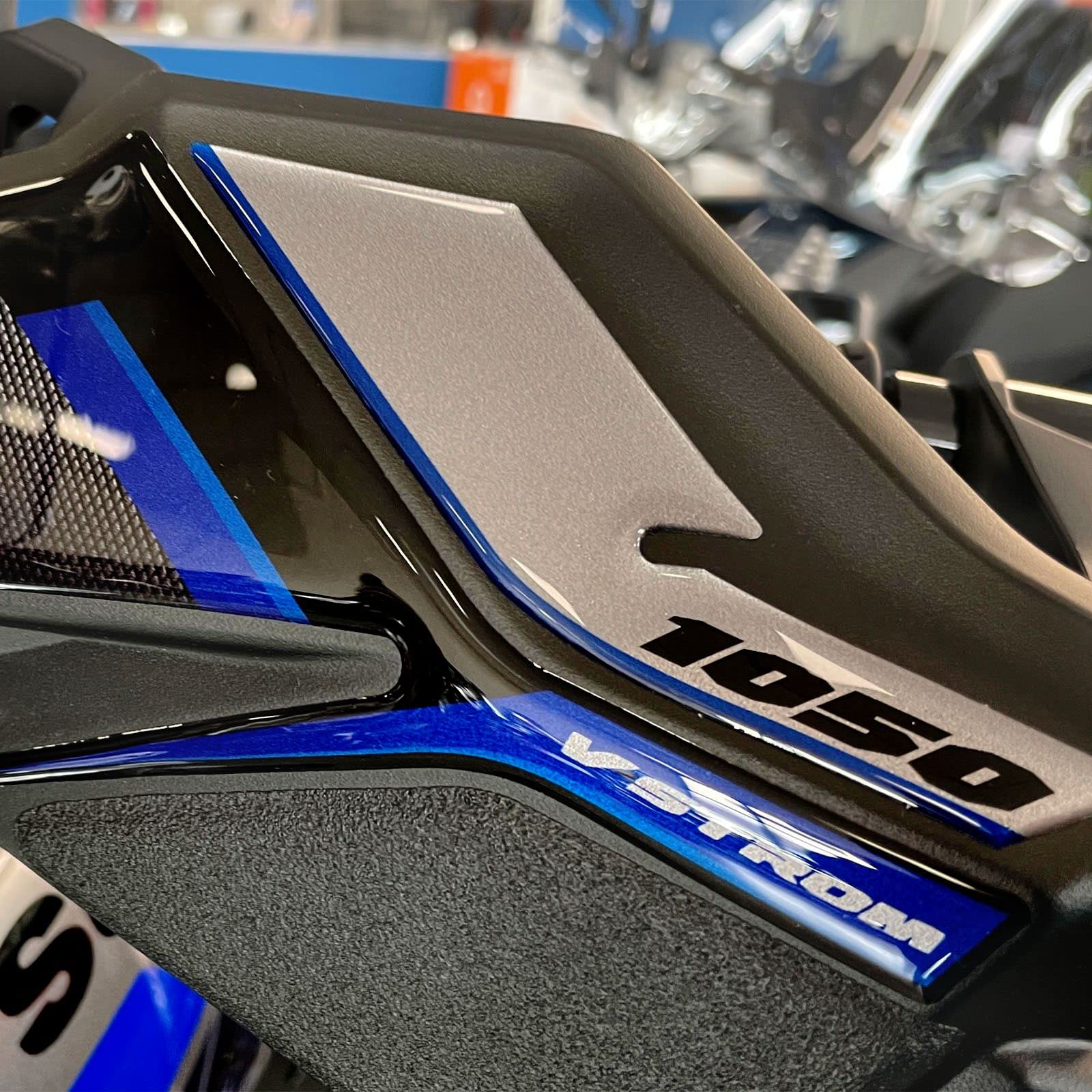 Resin Bike naklejki moto kompatybilne z Suzuki V-Strom 1050 XT ABS 2022 Grigio Aspen. Ochrona osłon d?oni przed uderzeniami i zarysowaniami. Zestaw naklejek 3D z żywicy - lewą i prawą stron