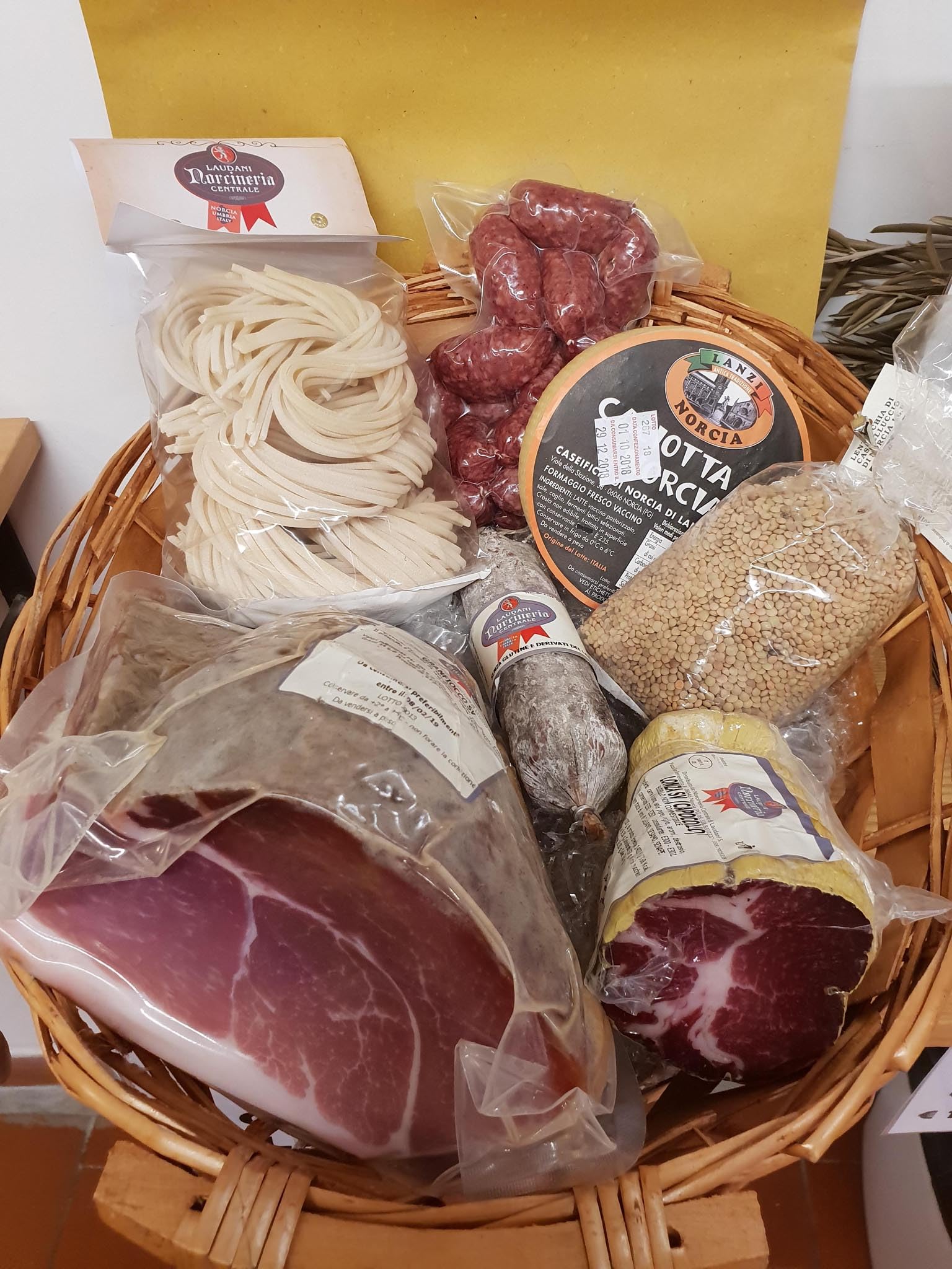 Pacco natale, Cesti di natale gastronomici, Confezioni regalo natale cibo, Cesta natale alimentare, Cesto natale alimentare, Confezione di Natale Armonia da Norcia
