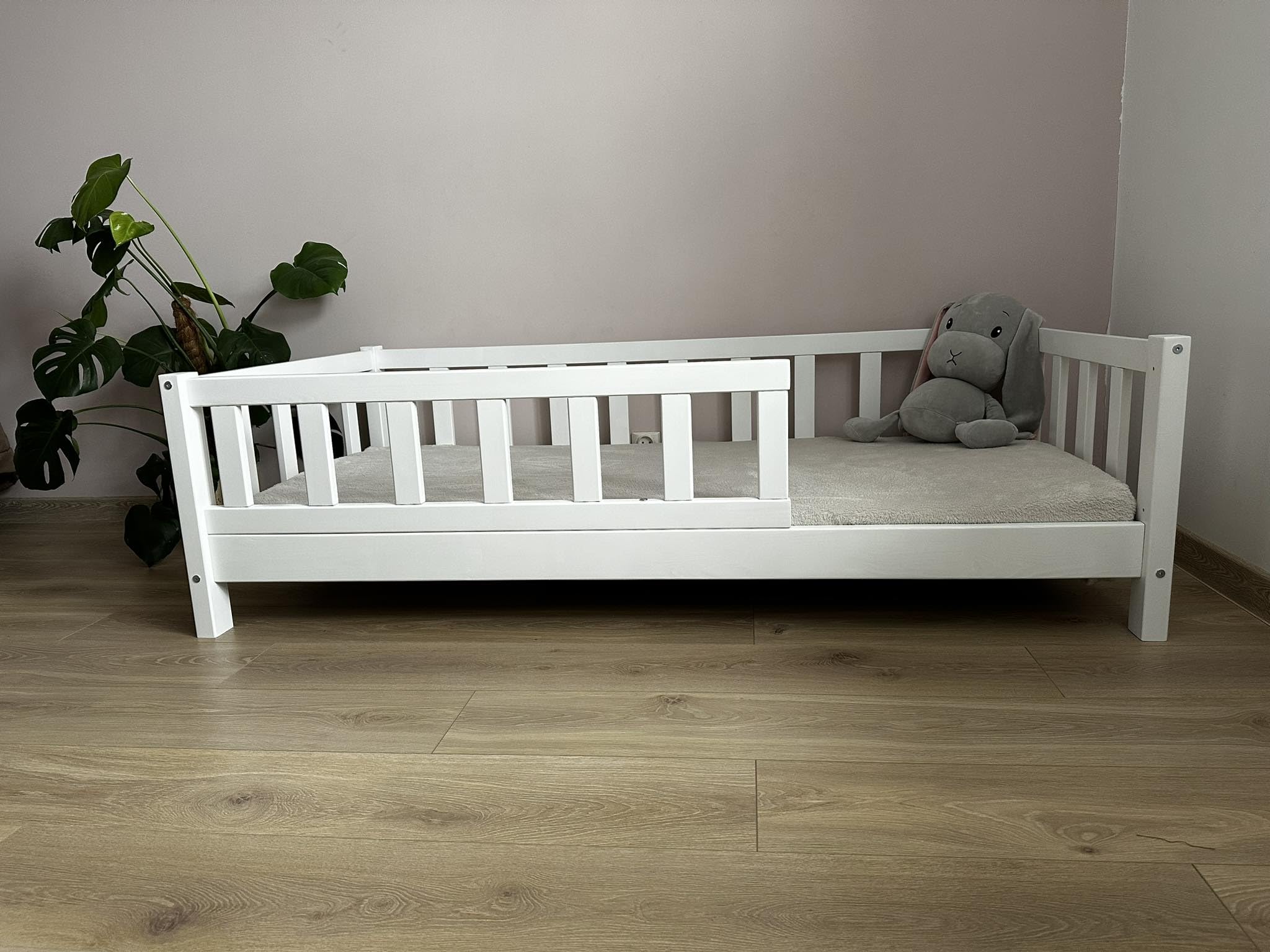 Alije Kinderbett Bett mit Rausfallschutz 90x140 Weiß Leo Lattenrost Bettgestell aus Kiefer Holz für Haus Kinder Jungen & Mädchen - Holzbett Baby Kinderzimmer Junge Deko