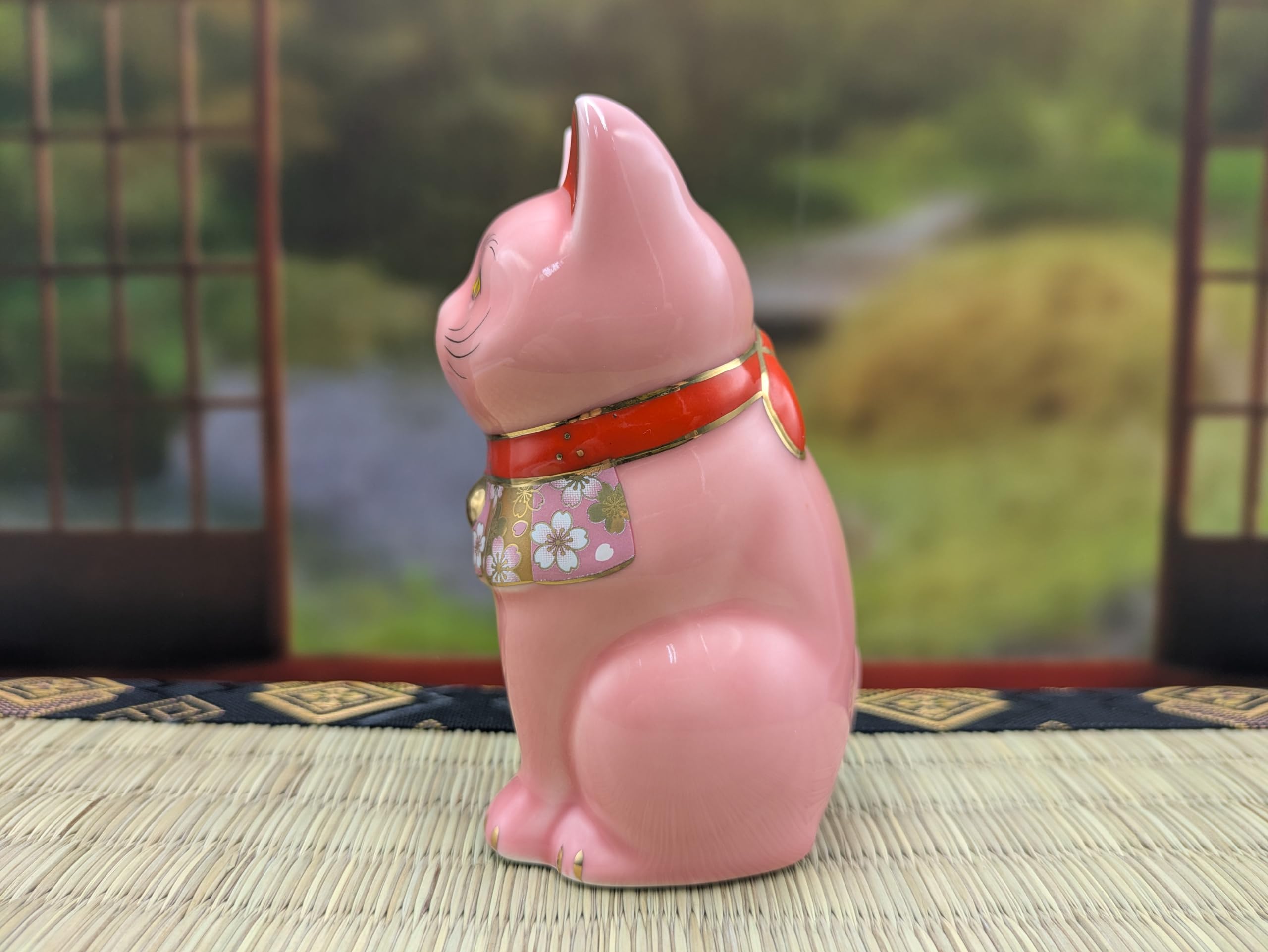 Amazon.co.jp: 薬師窯 桜づくし招き猫(桃 小) 10㎝ 右手挙げは金運招き