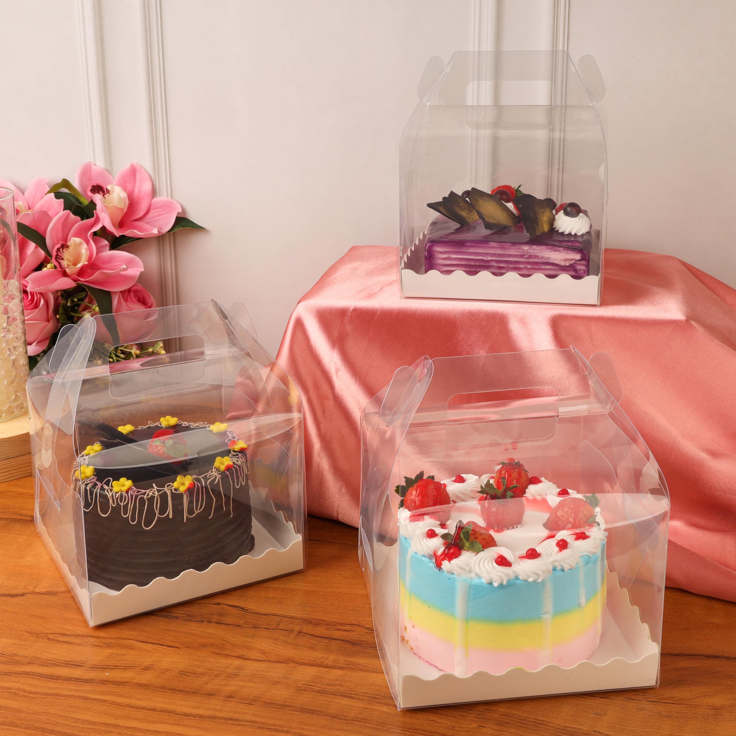 Warmiehomy Scatola Portatorta Trasparente 26x26x32 Cm – Confezione Regalo Per Torte Alte Fino A 20 Cm, Con Coperchio Nero E Nastro Rosso, In PVC