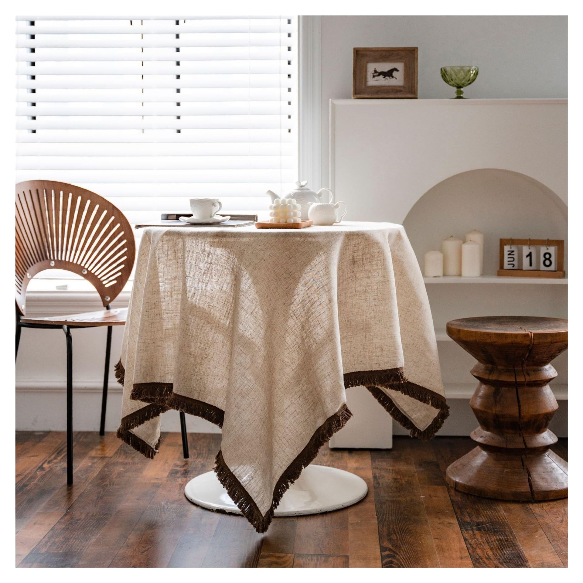Nappe en coton et lin à pompons pour une table de salle à manger chaleureuse