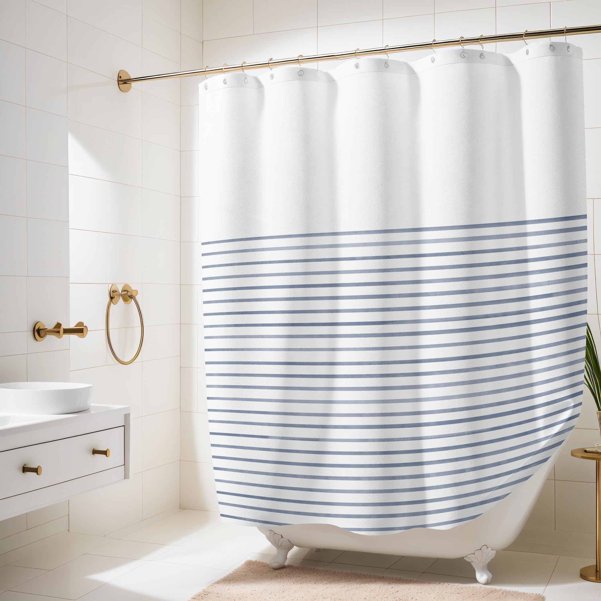 Rideau de douche à rayures bleues salle de bain minimaliste bleu et blanc