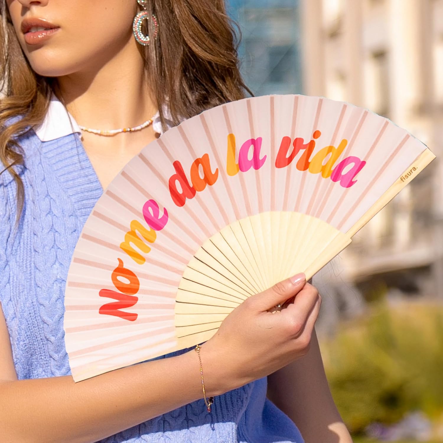 Fisura – Original Folding Fan with Message “no me da la vida | Wooden hand fan folding for women |Pink Design with Hanger for wedding, rave, festival | Size: 16.73 x 9.06 inches