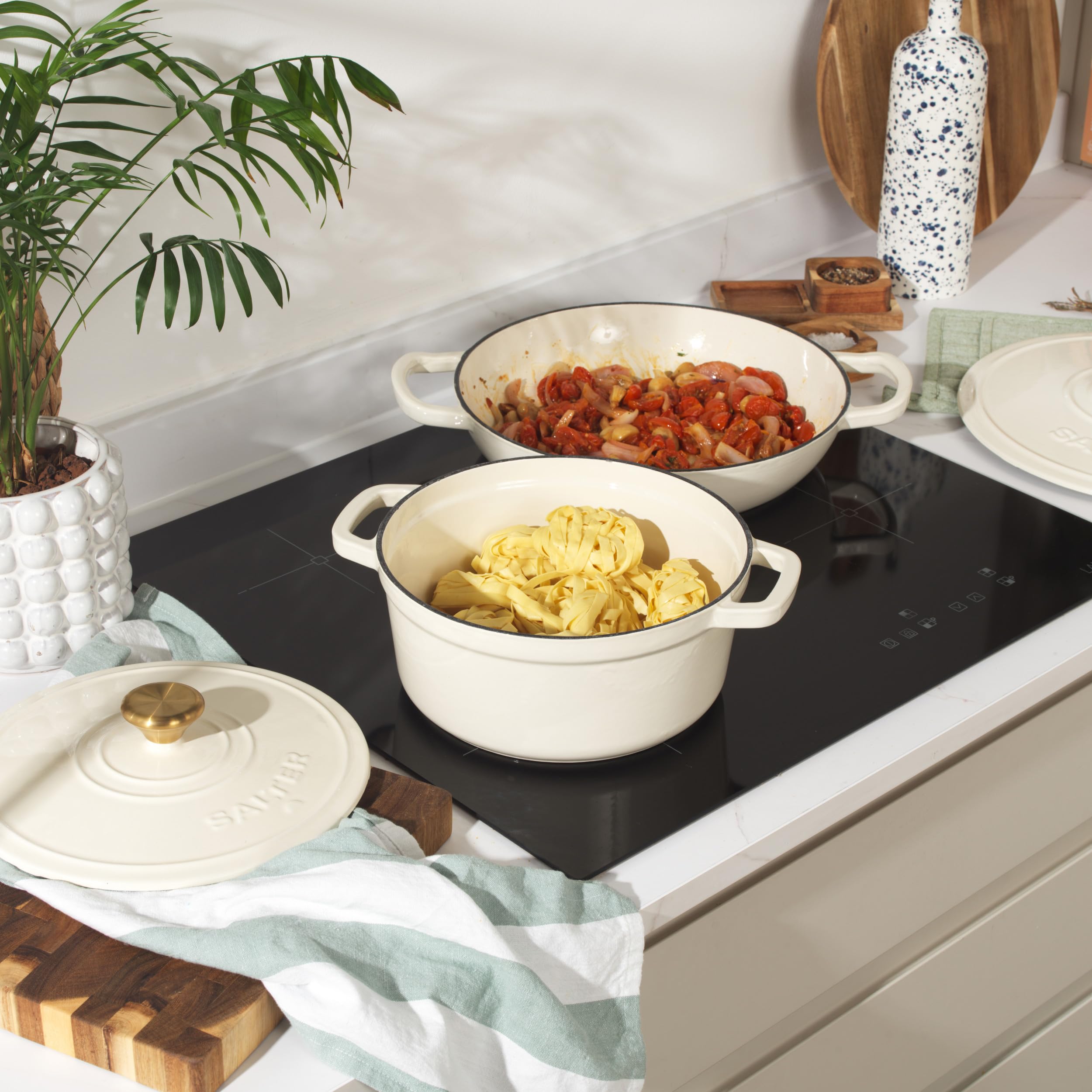 Salter Chester Casseruola in Ghisa – Crema, 24CM, Autoinnaffiante, Forno Olandese, Cucina da Piano a Forno, Tutti i Tipi di Piano Inclusa Induzione, 3.4L, Senza PFAS, Ritenzione del Calore