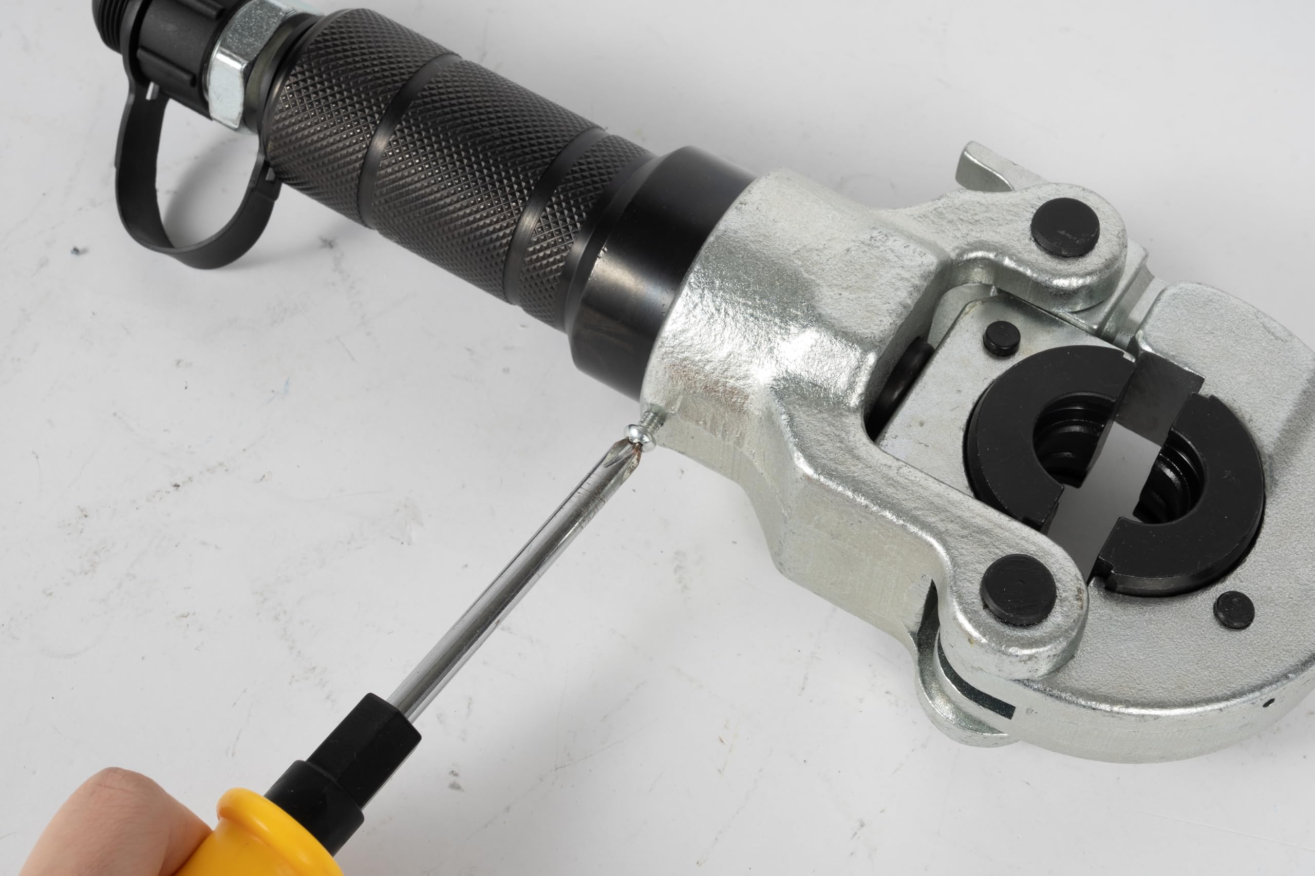 Wysokowydajne szczypce hydrauliczne w kształcie litery V do rur miedzianych, maks. siła nacisku 700 kg/cm², pojemność hydrauliczna 150 cm³, idealne do połączeń rurowych