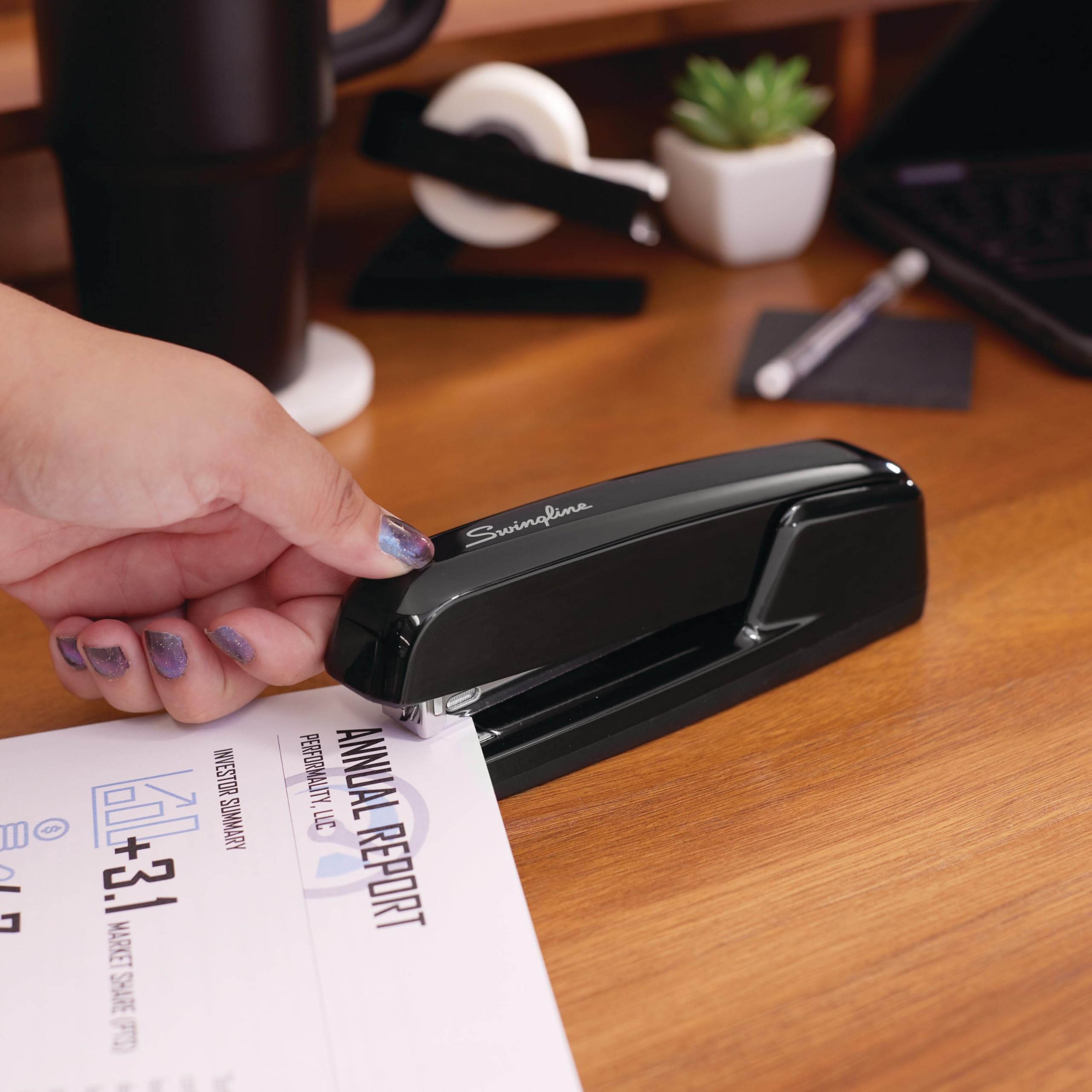 Swingline Zszywacz, 747 kultowy zszywacz biurkowy, antybakteryjny, pojemność 25 arkuszy papieru, wytrzymały zszywacz do biurowych biurowych lub domowych materiałów biurowych, czarny (74741)