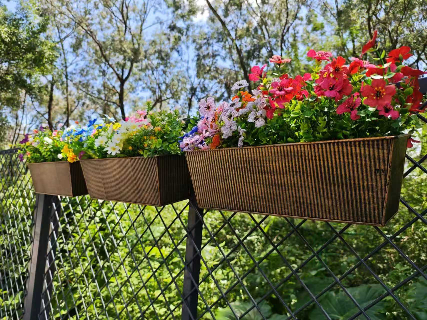 Jardinera Plástico Duradera Maceta Para Barandilla HC Companies - 24  Pulgadas, Diseño Clásico Jardineras Balcón, image size:1707x1280