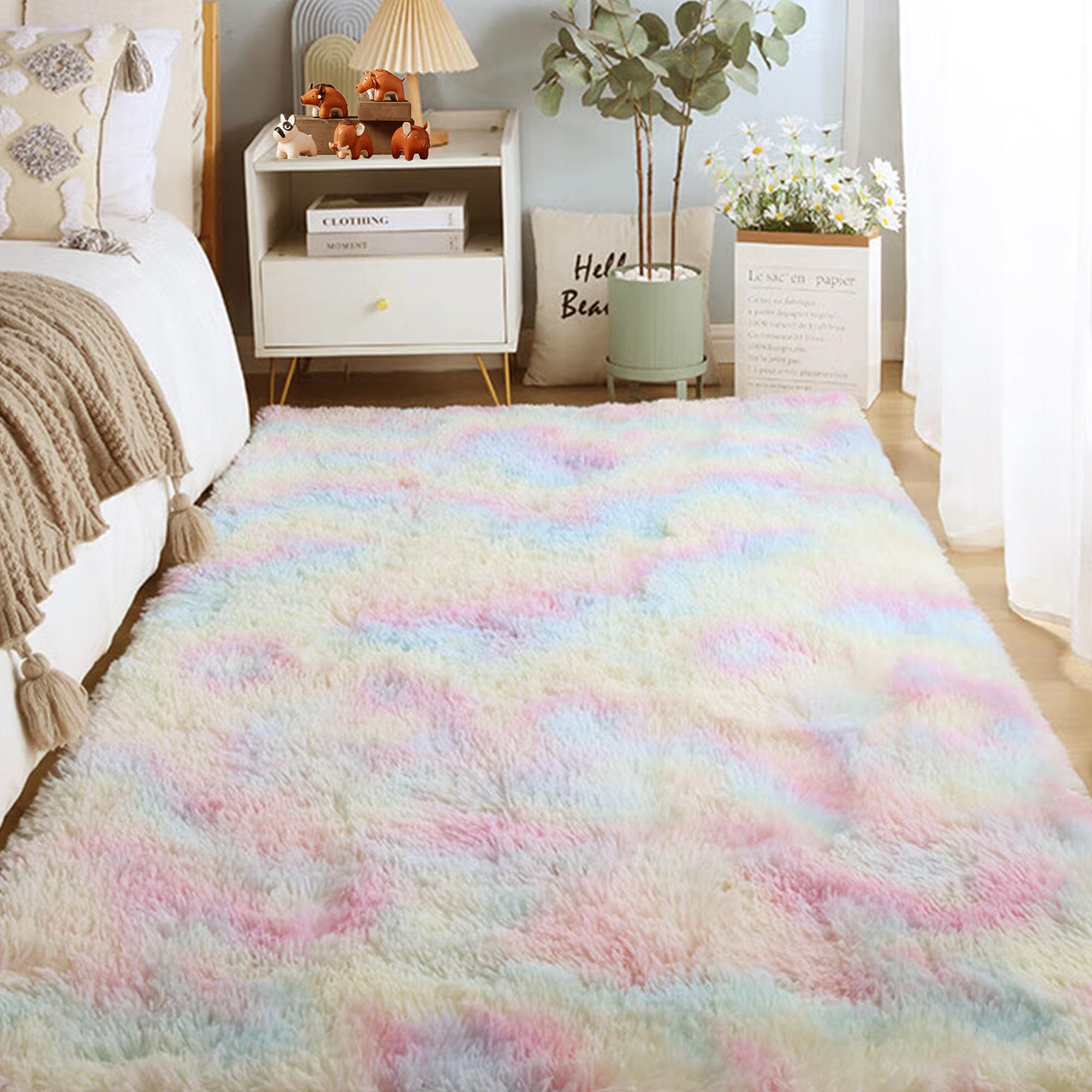 Tapis salon poil long 80x150 chaleureux devant le canapé pour créer un coin lecture cosy