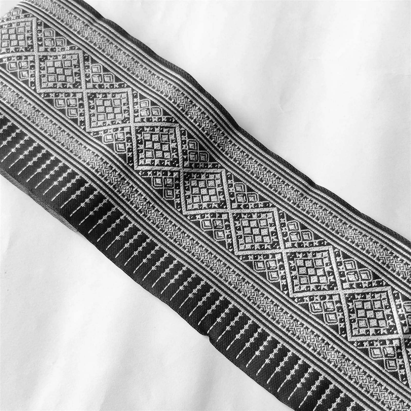 Wstążka tkana żakardowa, Kołnierzyk sukienki z żakardowej taśmy haftowanej krzyżykiem w stylu Hmong, czarny, 10 cm x 2 jardy, poliester