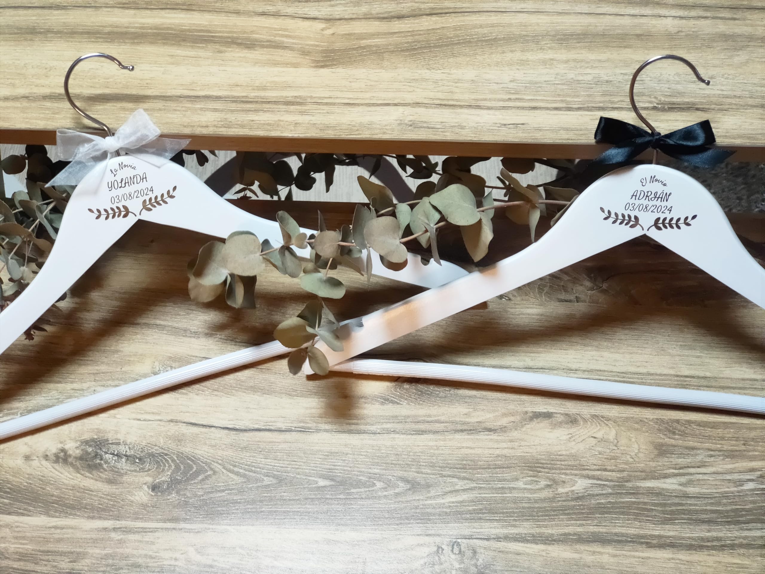 Pack de 2 Perchas Personalizadas Novios, Perchas de Madera para Bodas, Regalo para Novios, Perchas Personalizadas Boda Perchas Blancas Regalos Personalizados
